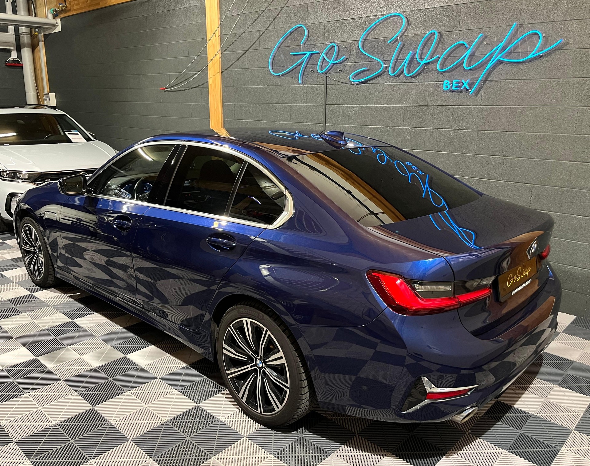 BMW 330e Steptronic Luxury Line-image-7