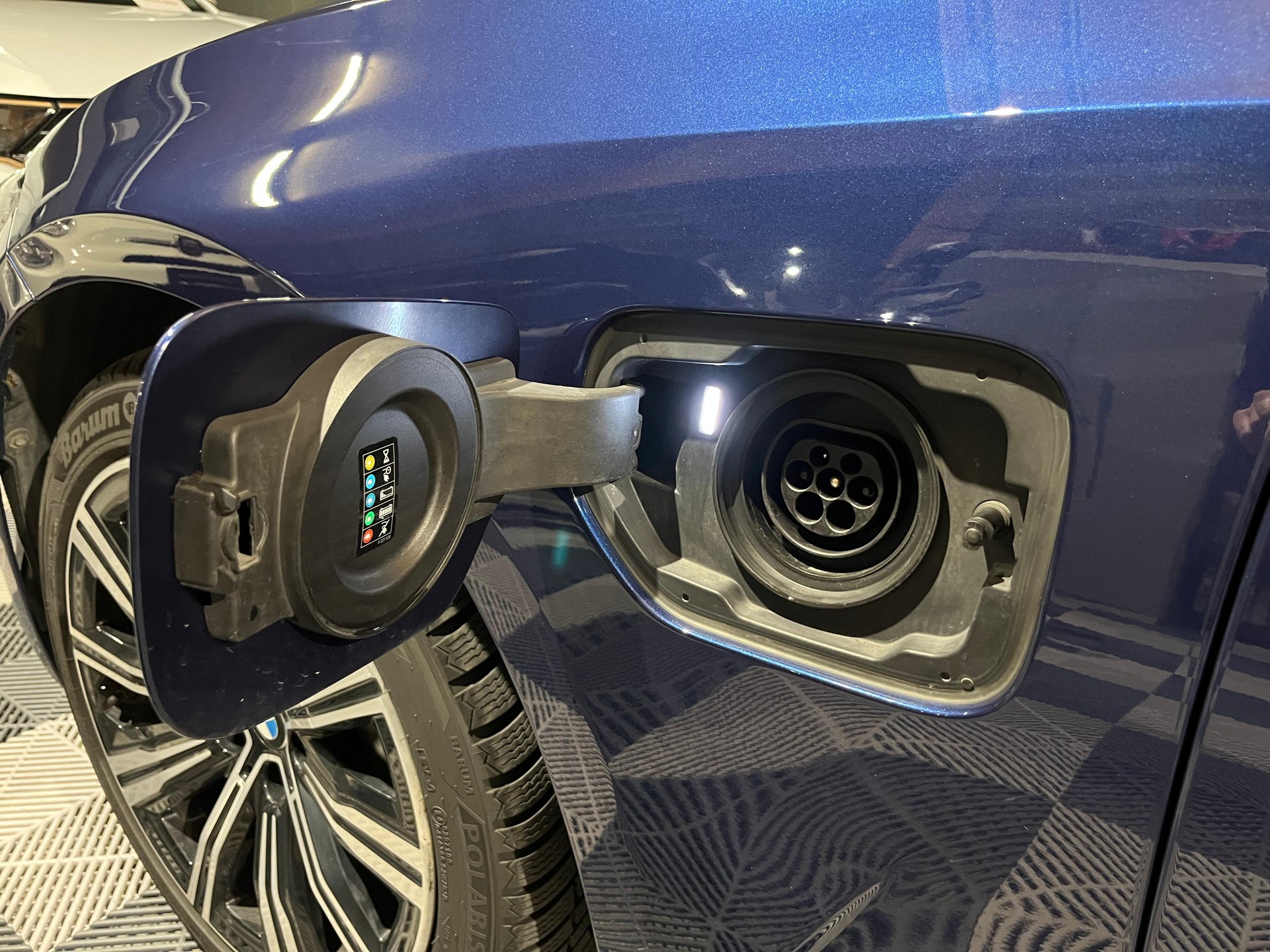 BMW 330e Steptronic Luxury Line-image-8
