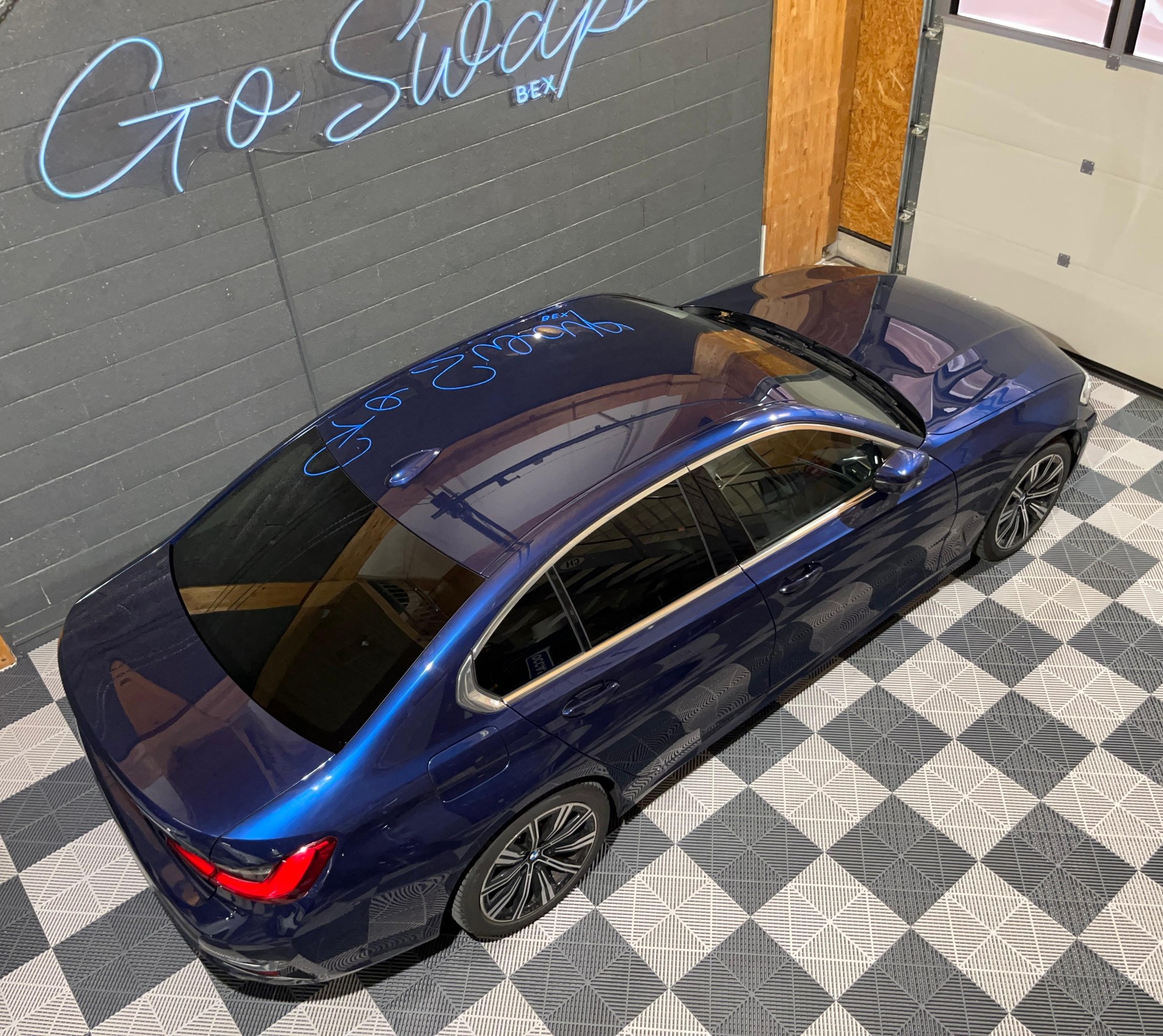 BMW 330e Steptronic Luxury Line-image-2