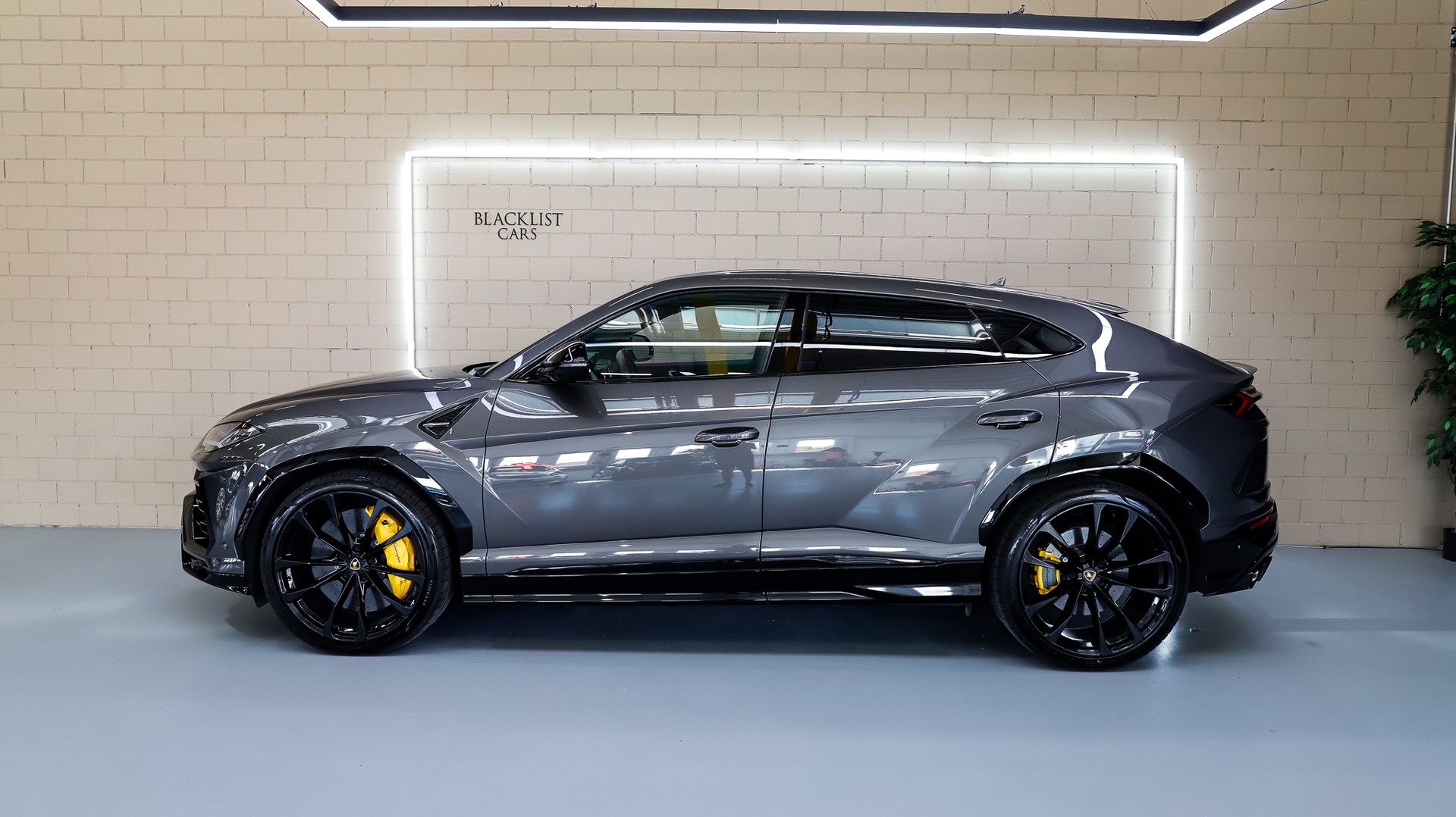 LAMBORGHINI Urus E-Gear-image-3