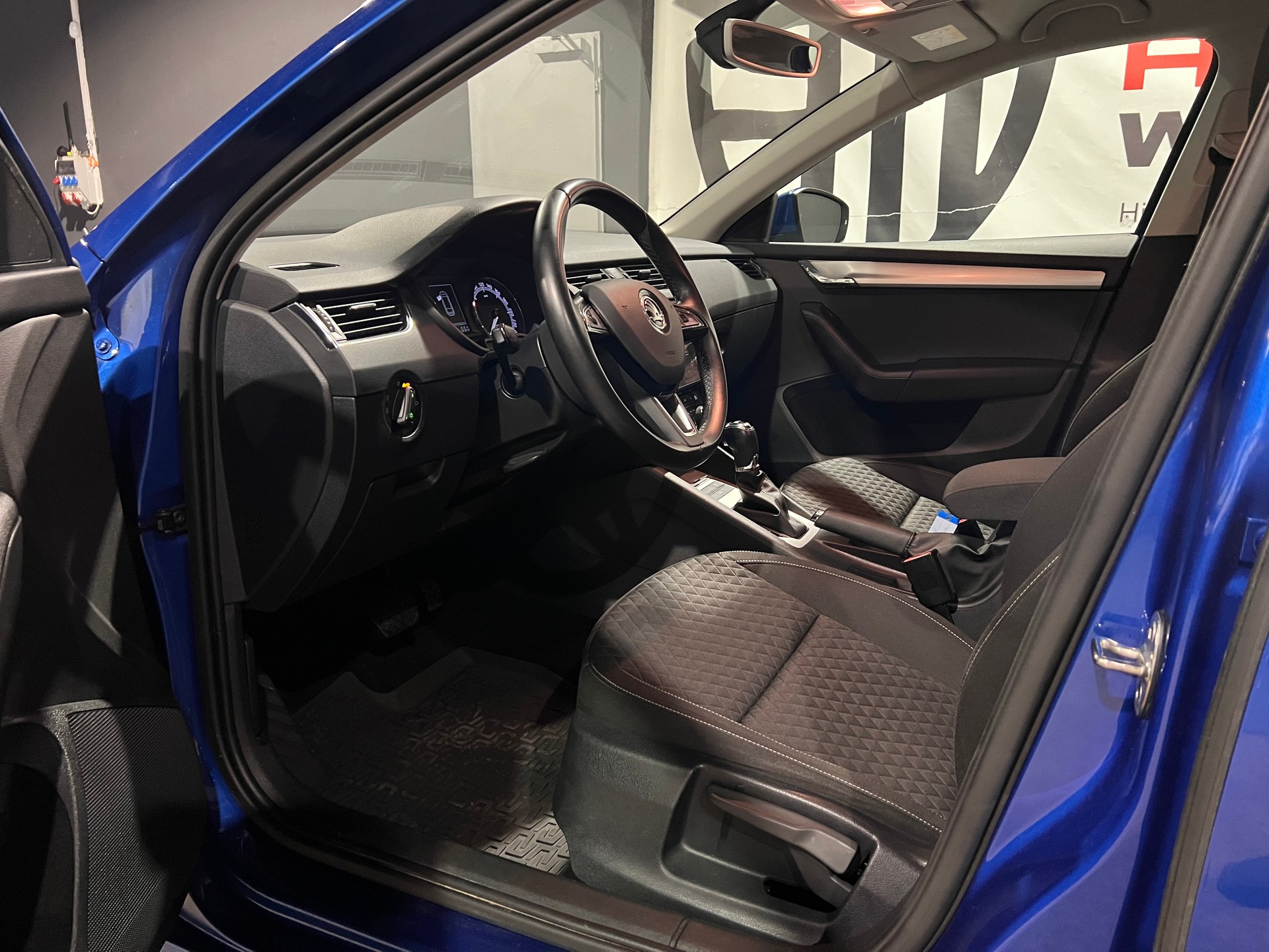 SKODA Octavia Combi 1.8 TSI Swiss Line 25 4x4 DSG-image-10