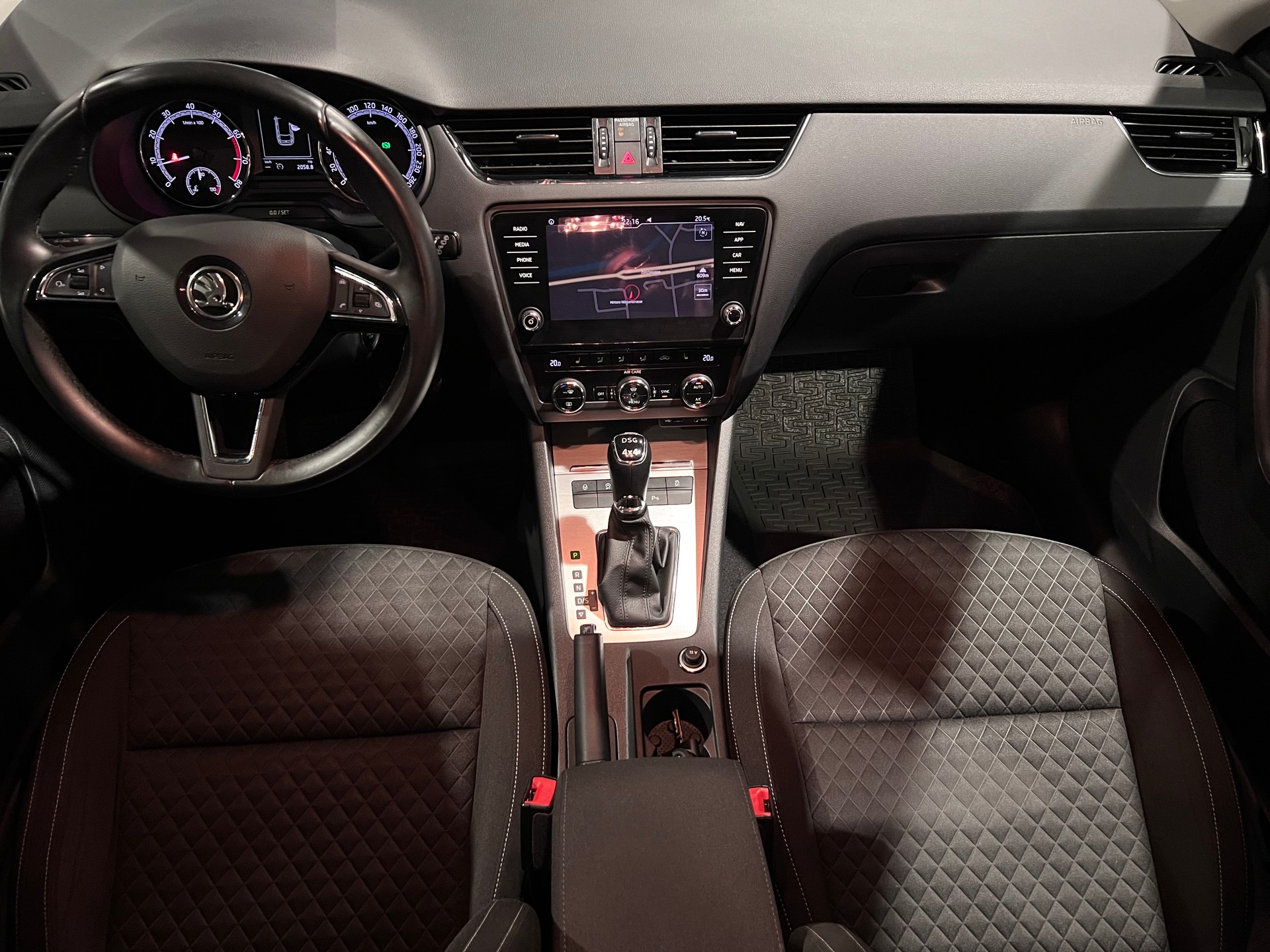 SKODA Octavia Combi 1.8 TSI Swiss Line 25 4x4 DSG-image-9