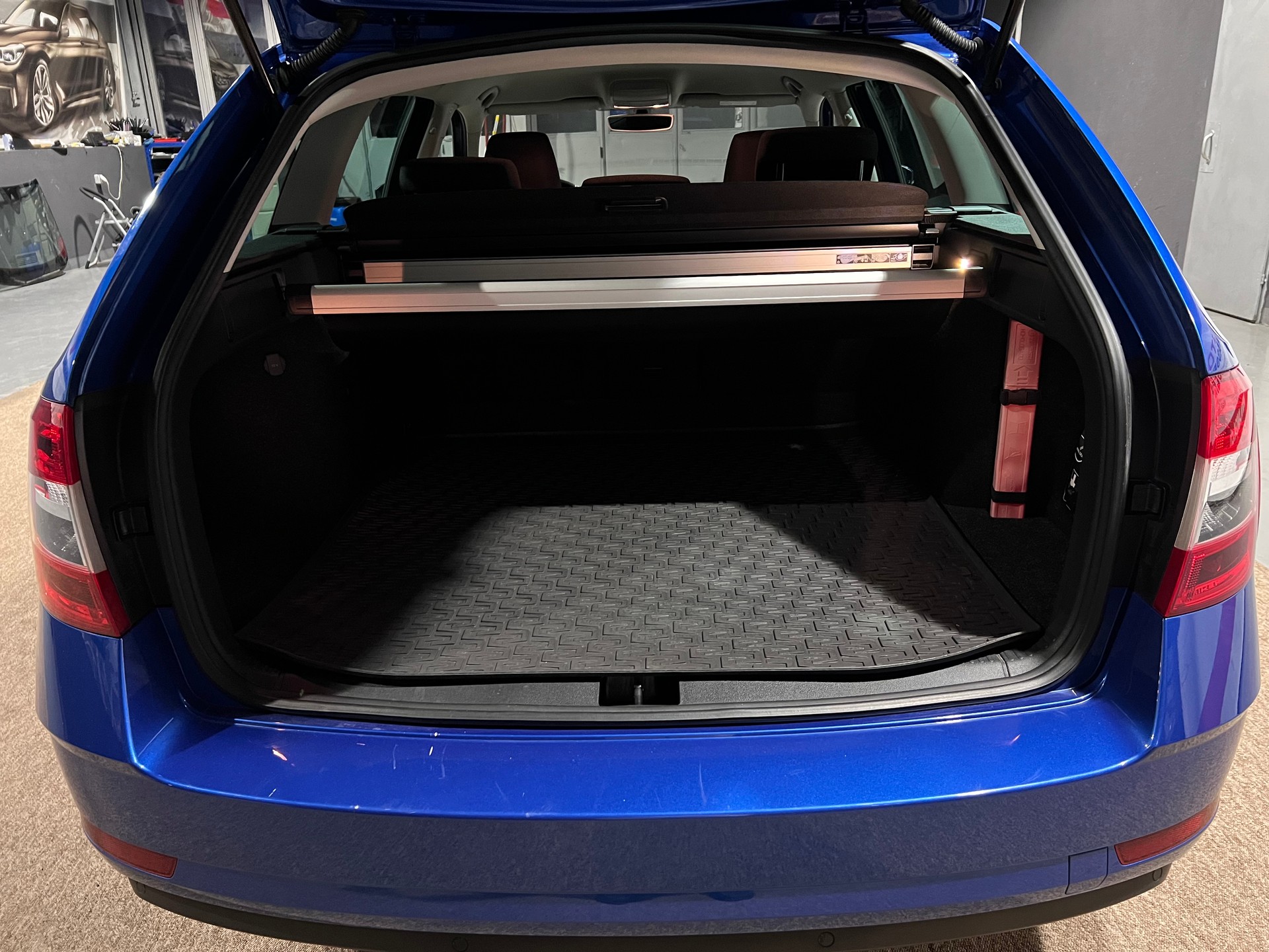 SKODA Octavia Combi 1.8 TSI Swiss Line 25 4x4 DSG-image-4