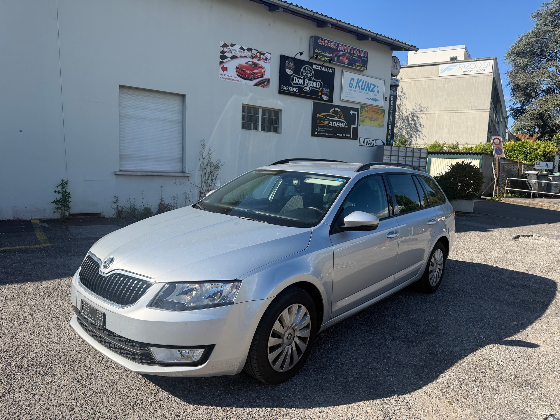 SKODA Octavia Combi 1.6 TDI Style DSG-image-0