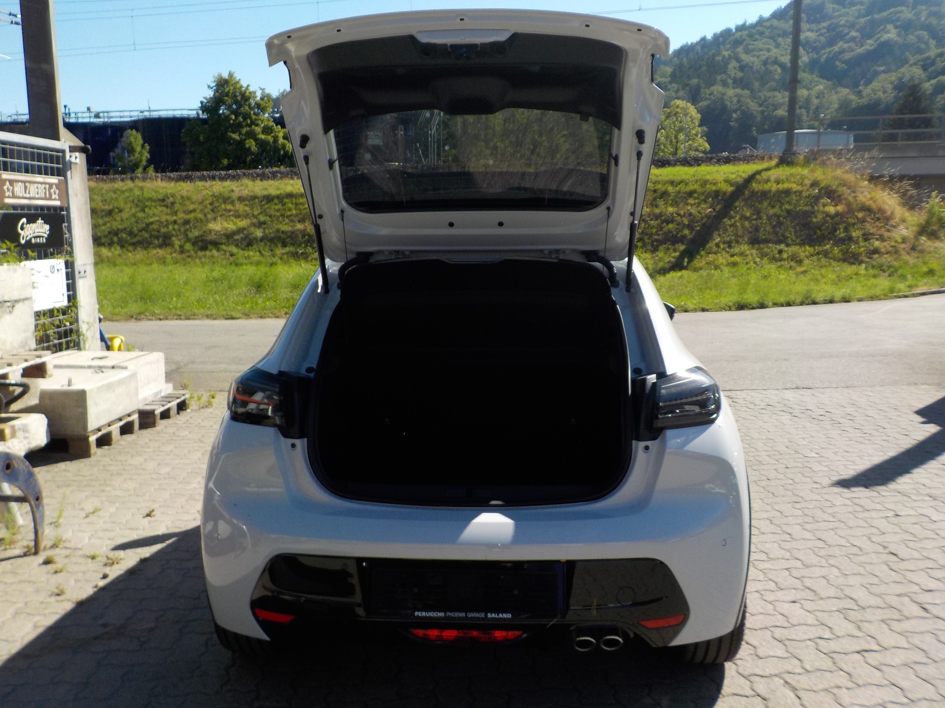 PEUGEOT 208 1.2 MHEV 145 GT-image-4