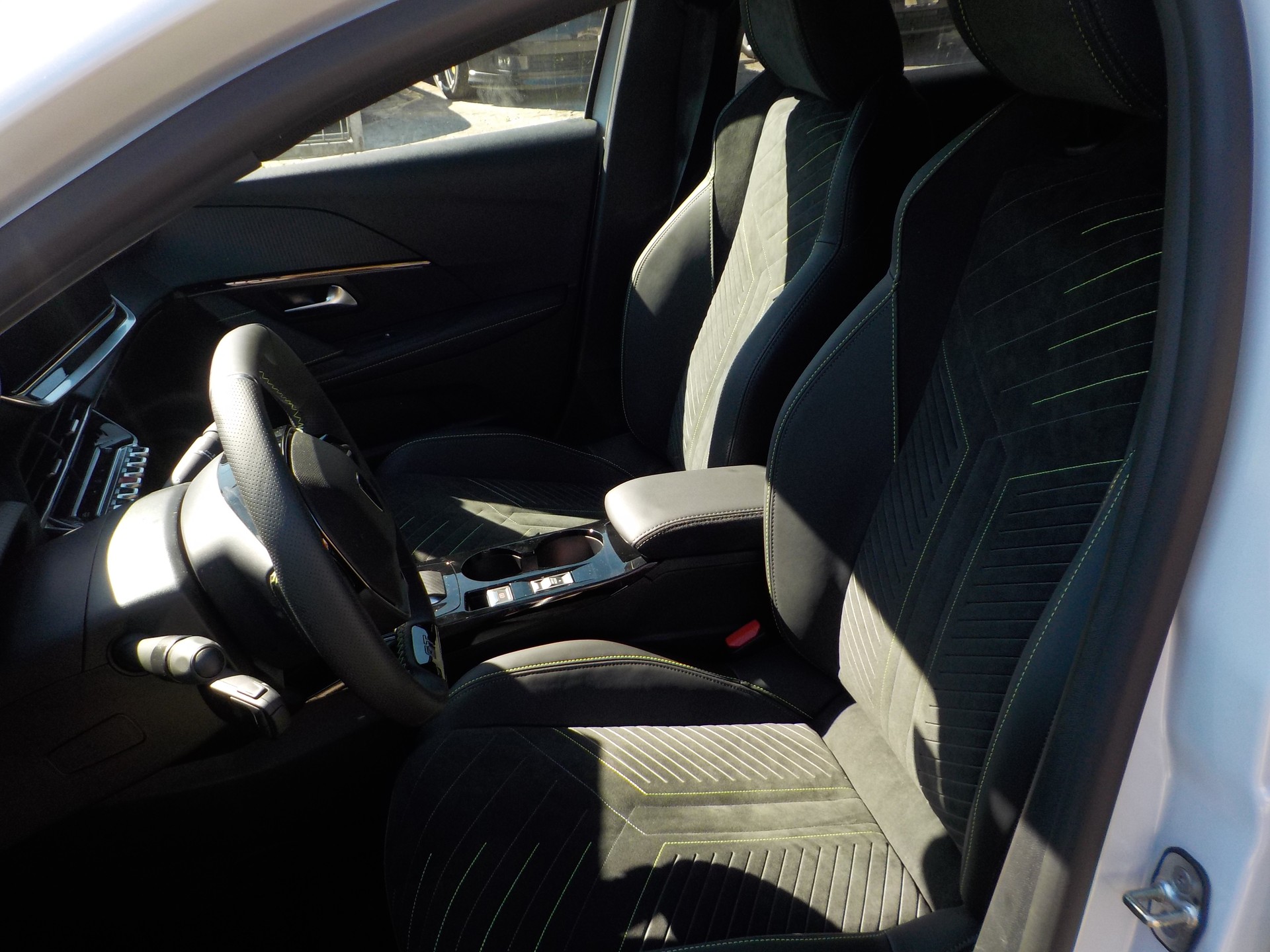 PEUGEOT 208 1.2 MHEV 145 GT-image-8