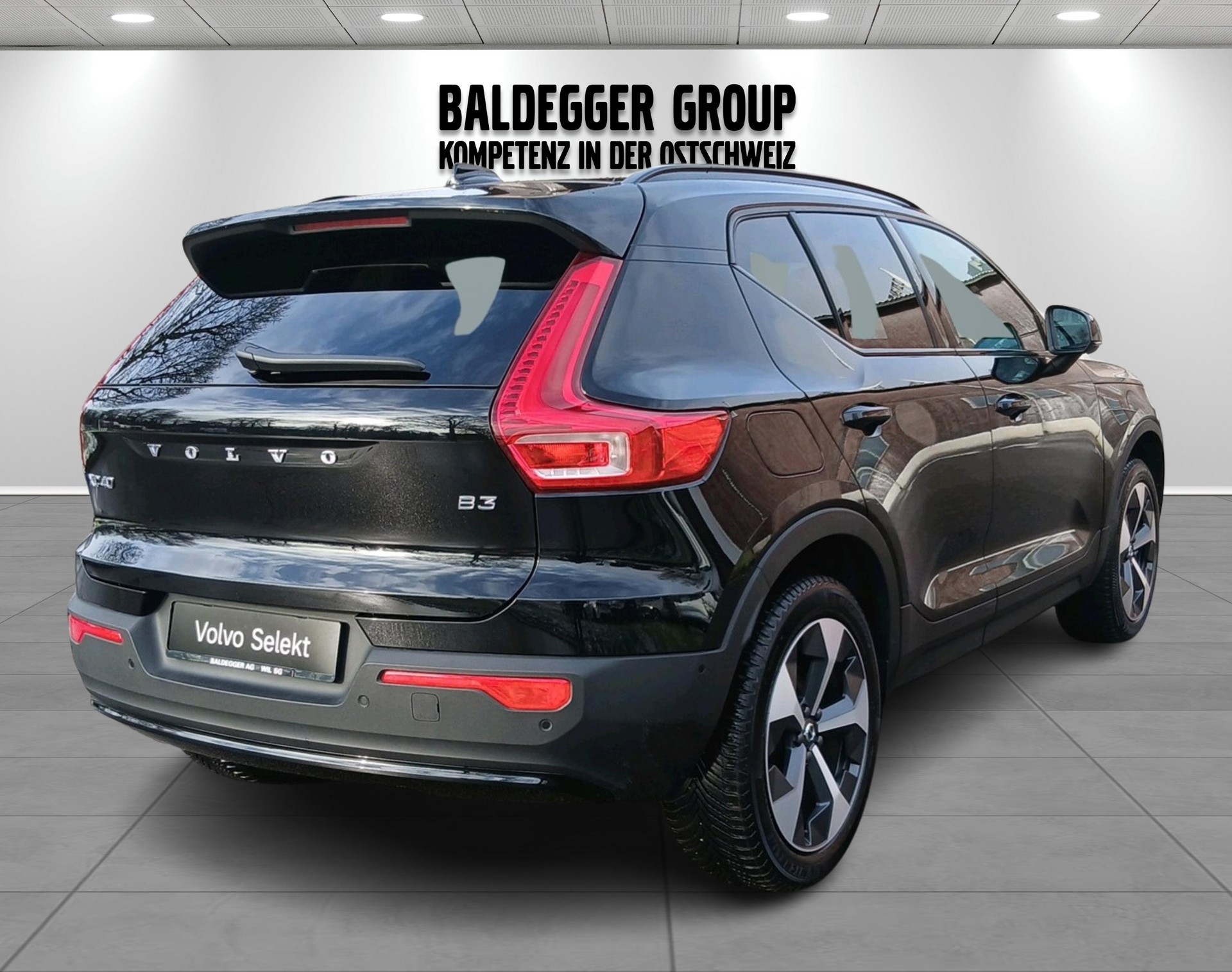 VOLVO XC40 2.0 B3 MH Plus Dark-image-1