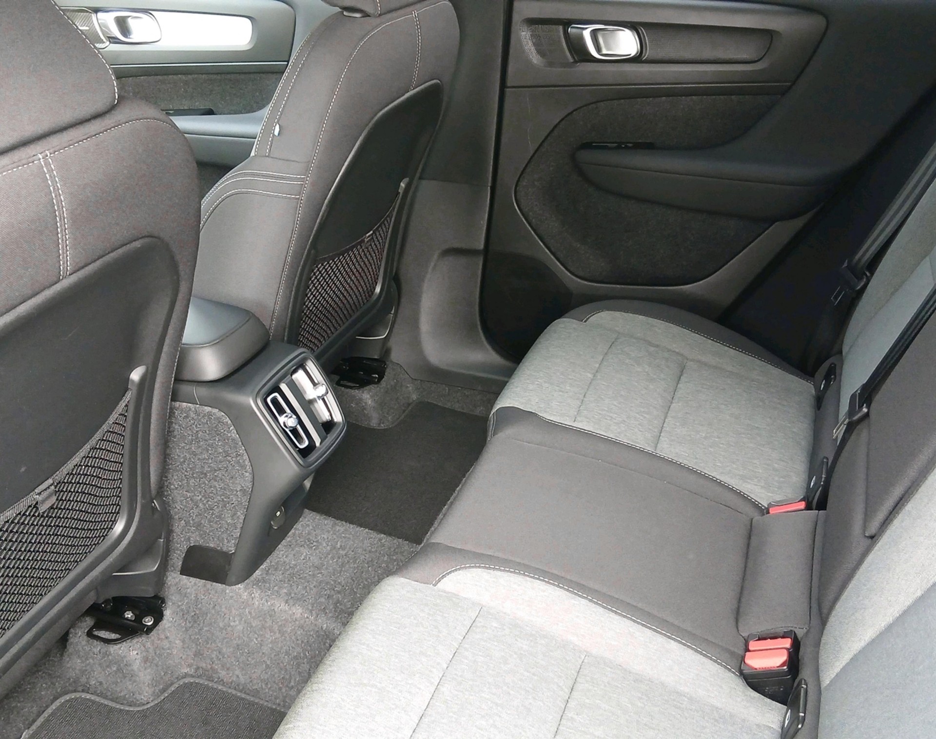 VOLVO XC40 2.0 B3 MH Plus Dark-image-3