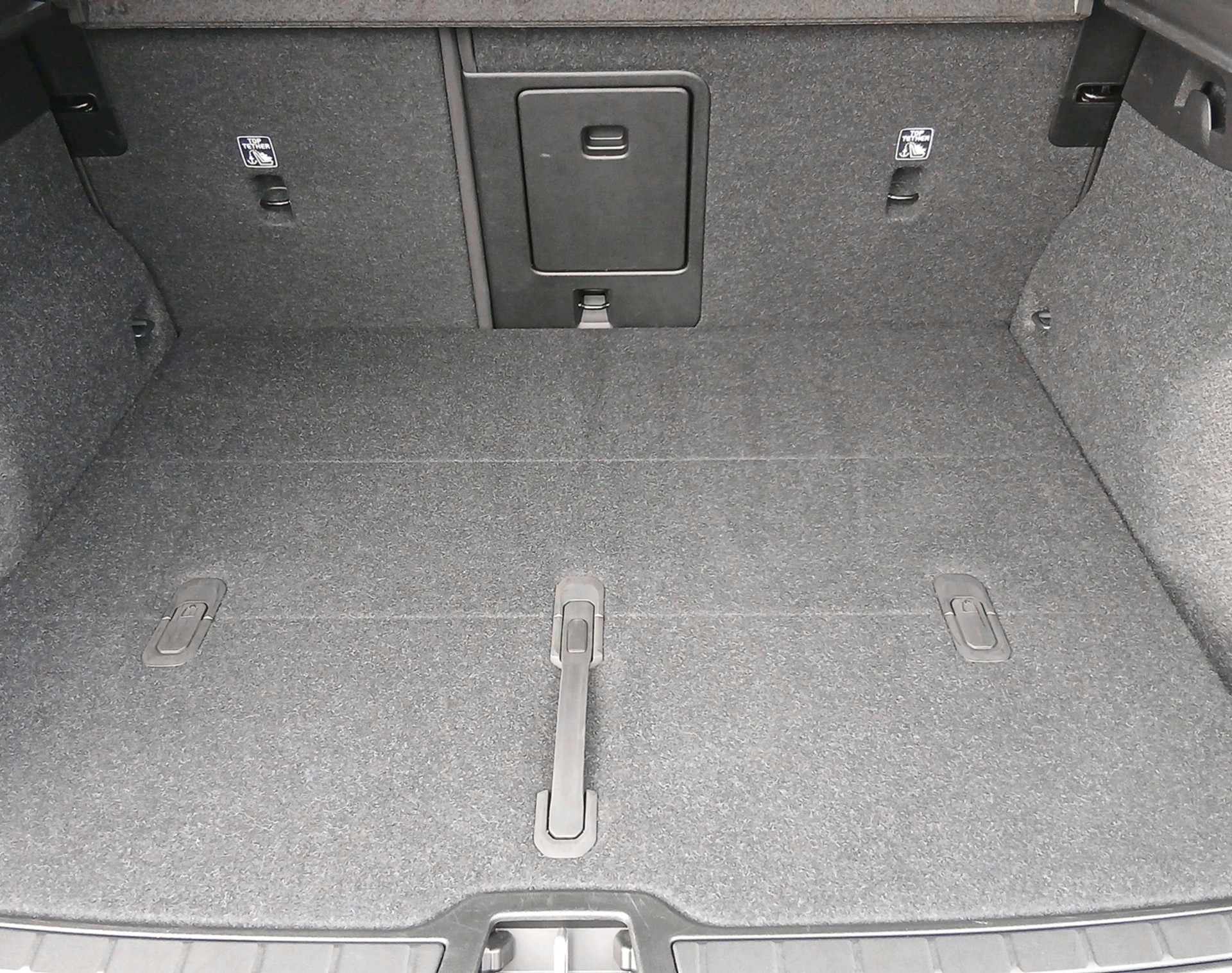 VOLVO XC40 2.0 B3 MH Plus Dark-image-5