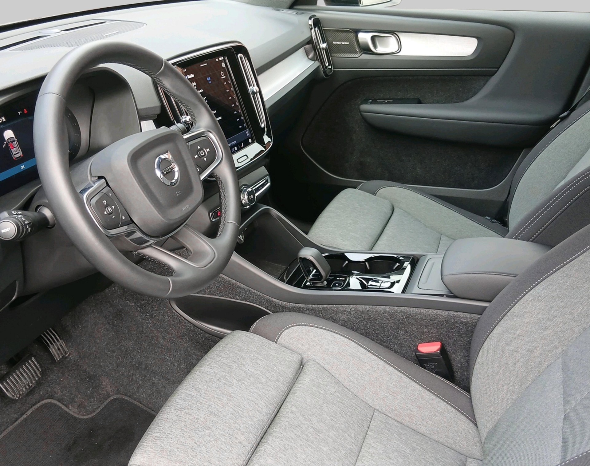 VOLVO XC40 2.0 B3 MH Plus Dark-image-2