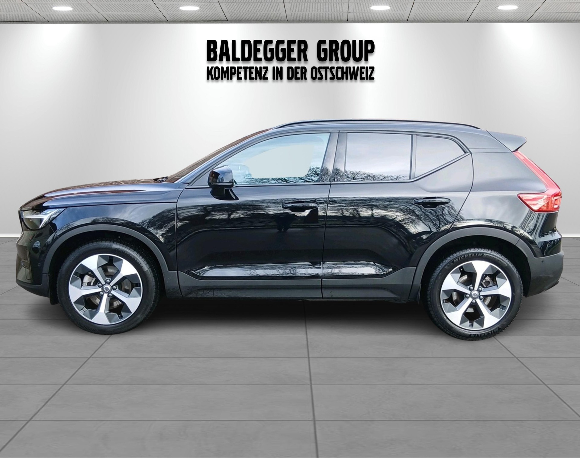 VOLVO XC40 2.0 B3 MH Plus Dark-image-8
