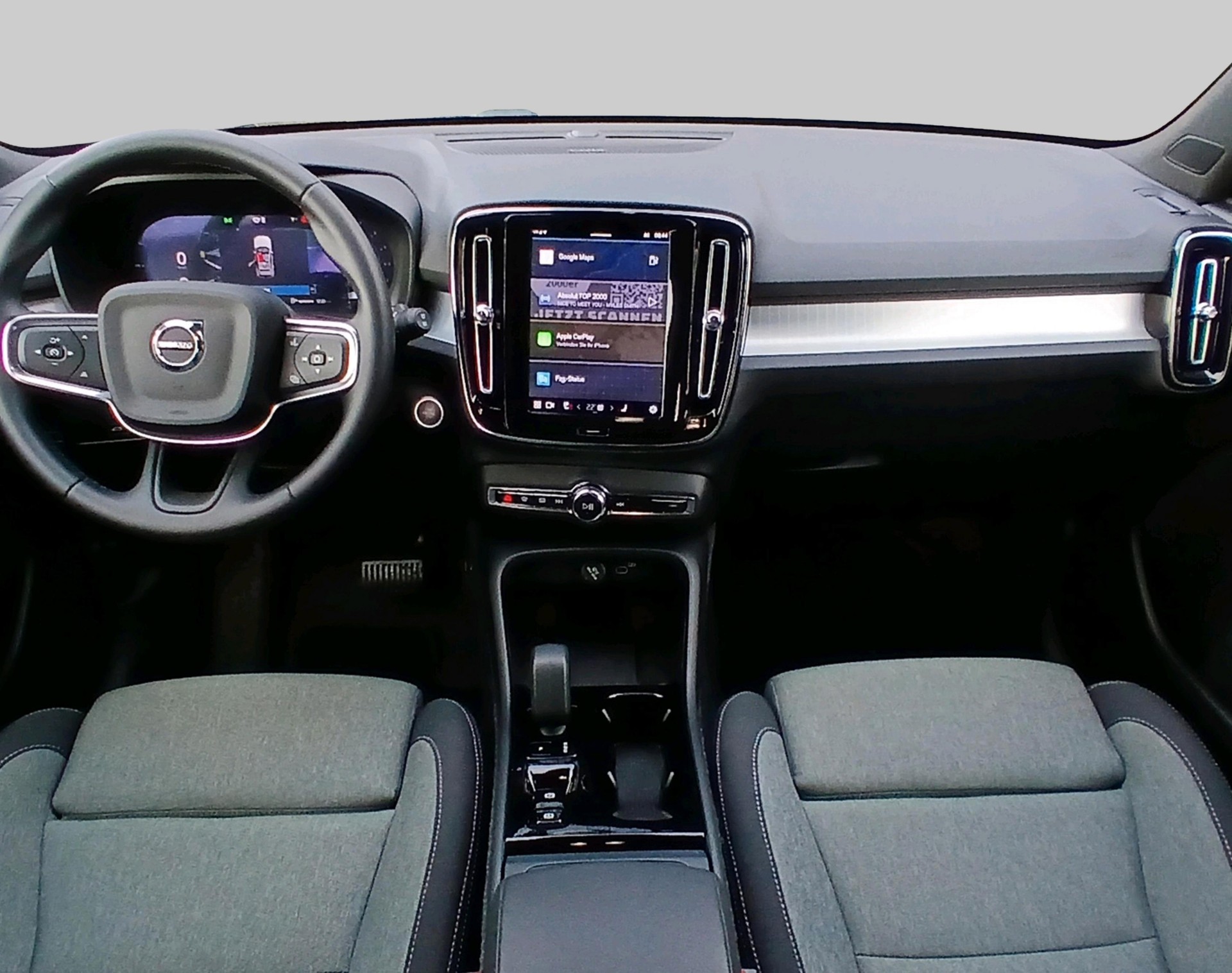 VOLVO XC40 2.0 B3 MH Plus Dark-image-4
