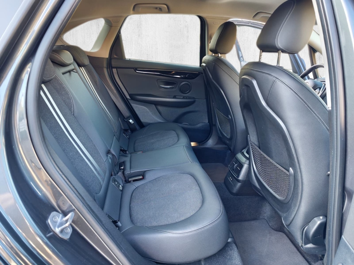 BMW 218d xDrive Active Tourer Steptronic Sport Line-image-10