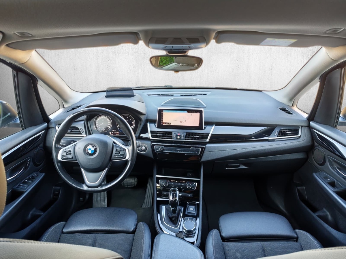 BMW 218d xDrive Active Tourer Steptronic Sport Line-image-12