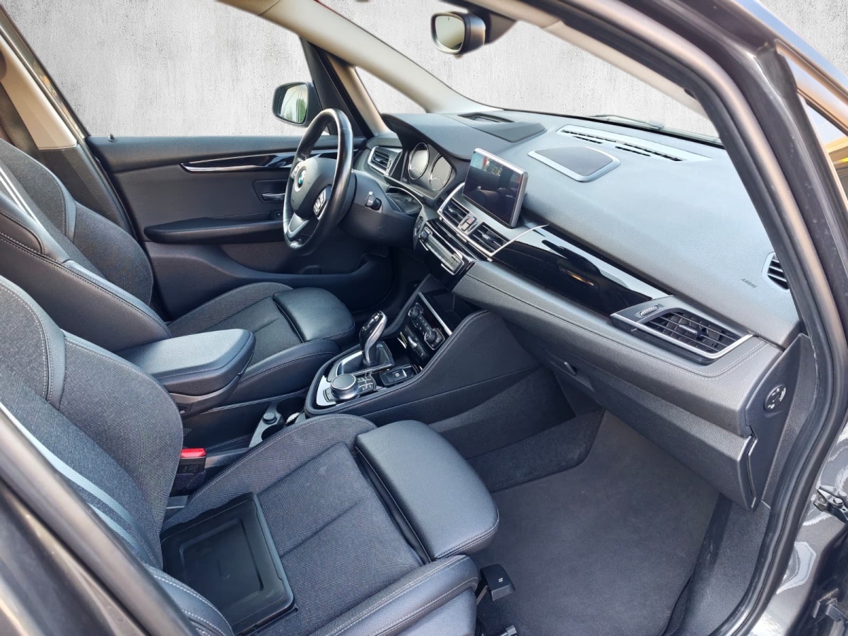 BMW 218d xDrive Active Tourer Steptronic Sport Line-image-11