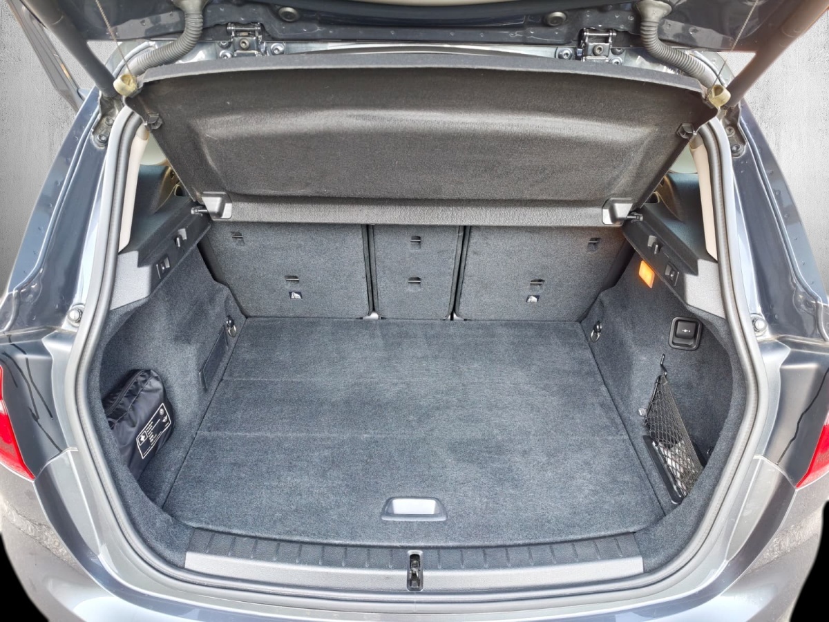BMW 218d xDrive Active Tourer Steptronic Sport Line-image-13