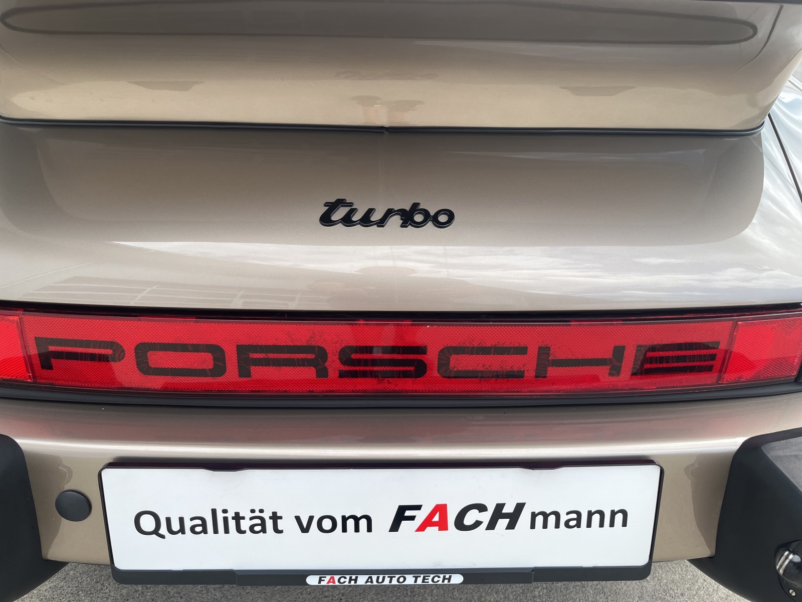PORSCHE 911 (930) Coupé 3.3 Turbo-image-18