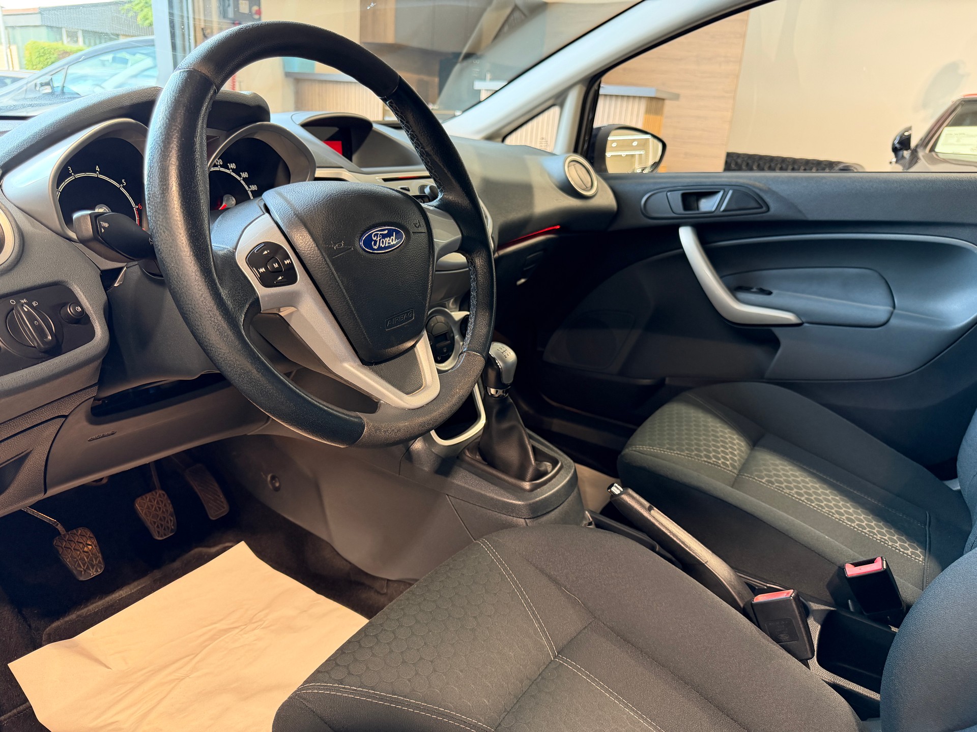 FORD Fiesta 1.4 16V Titanium-image-15