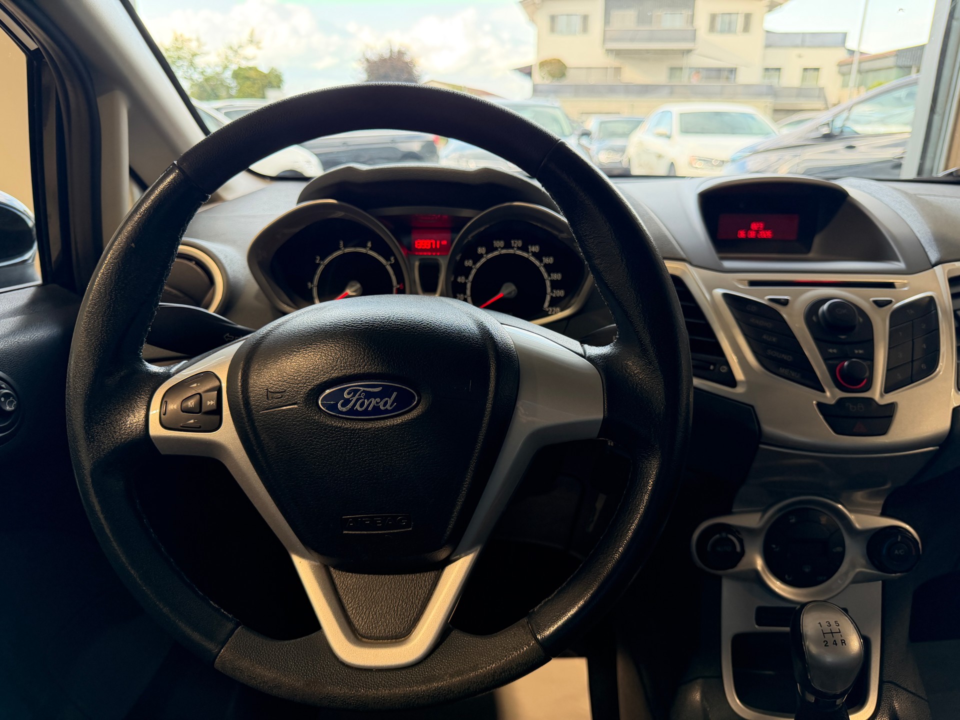 FORD Fiesta 1.4 16V Titanium-image-12