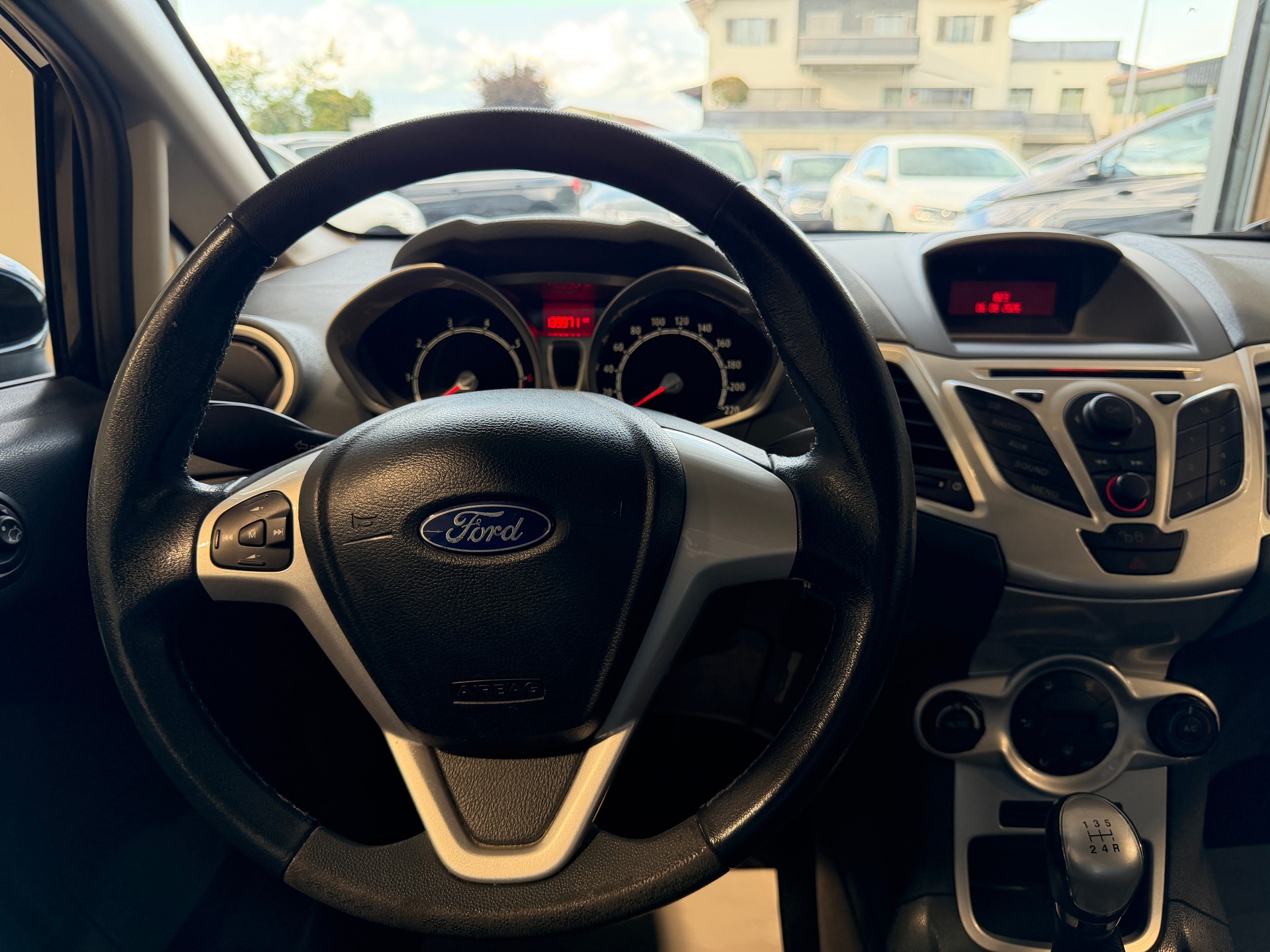 FORD Fiesta 1.4 16V Titanium-image-11