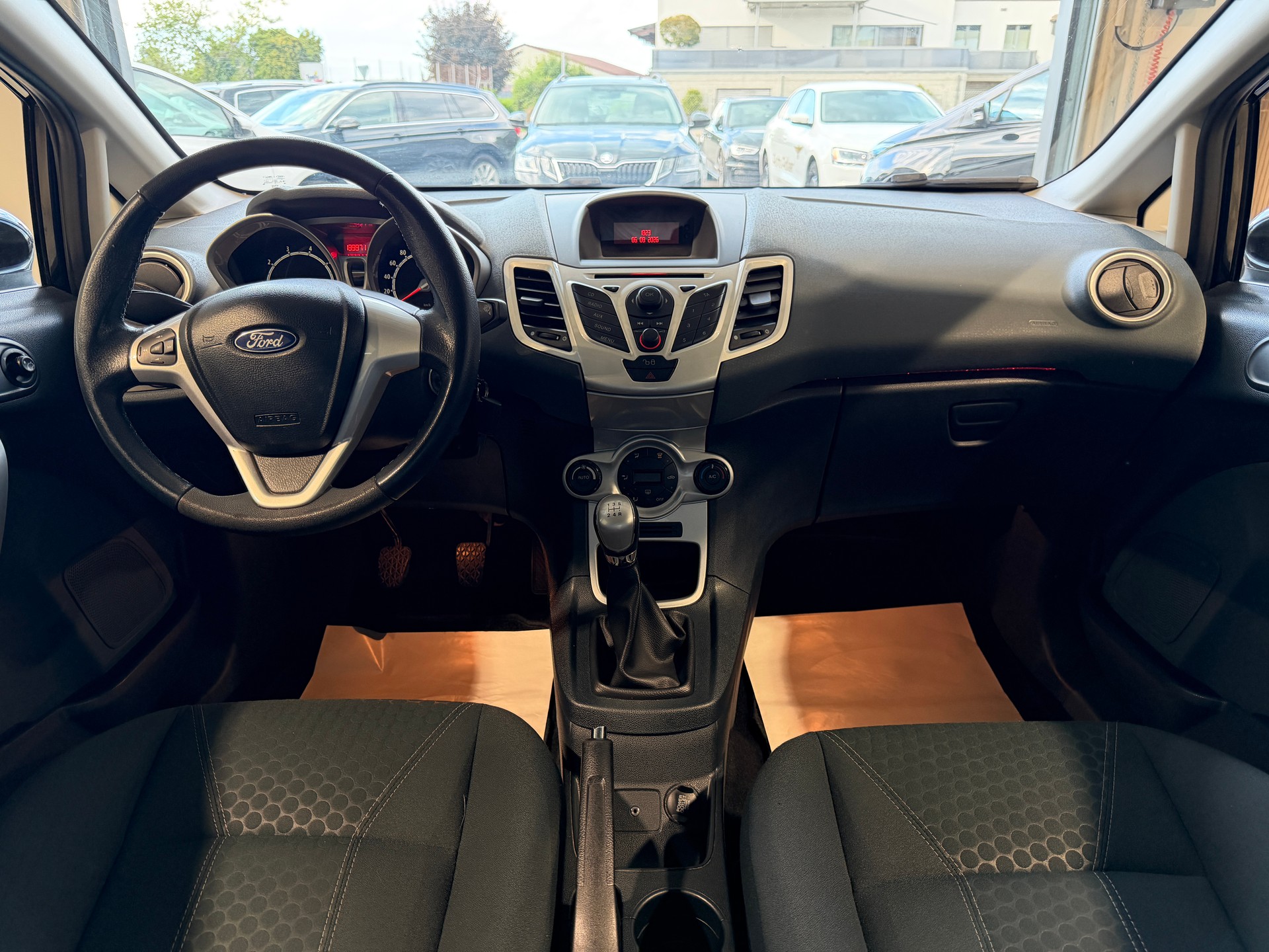 FORD Fiesta 1.4 16V Titanium-image-9