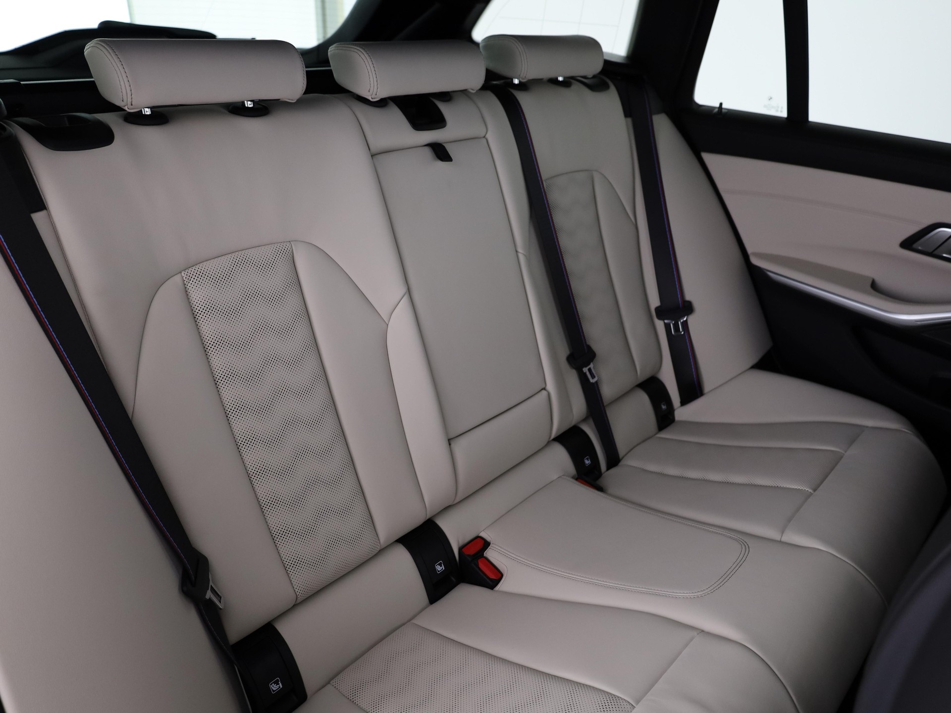 BMW M3 Competition xDrive Touring-image-16