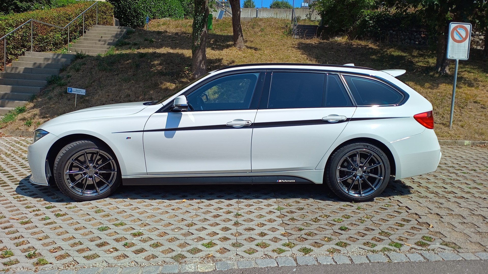 BMW 328i xDrive-image-2