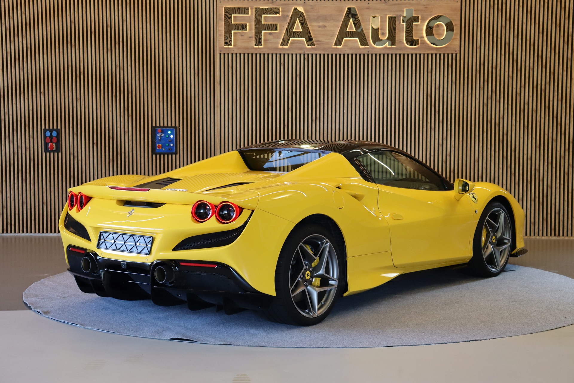 FERRARI F8 Spider-image-7