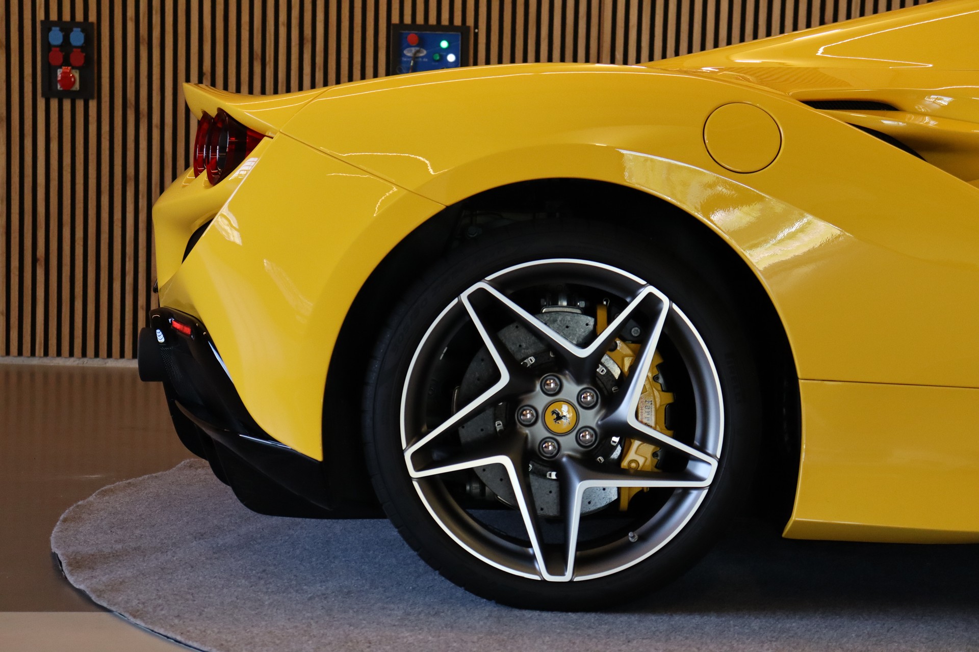 FERRARI F8 Spider-image-6