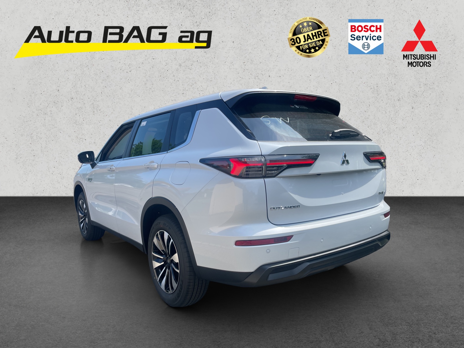 MITSUBISHI Outlander 2.4 PHEV Inform 4x4-image-2