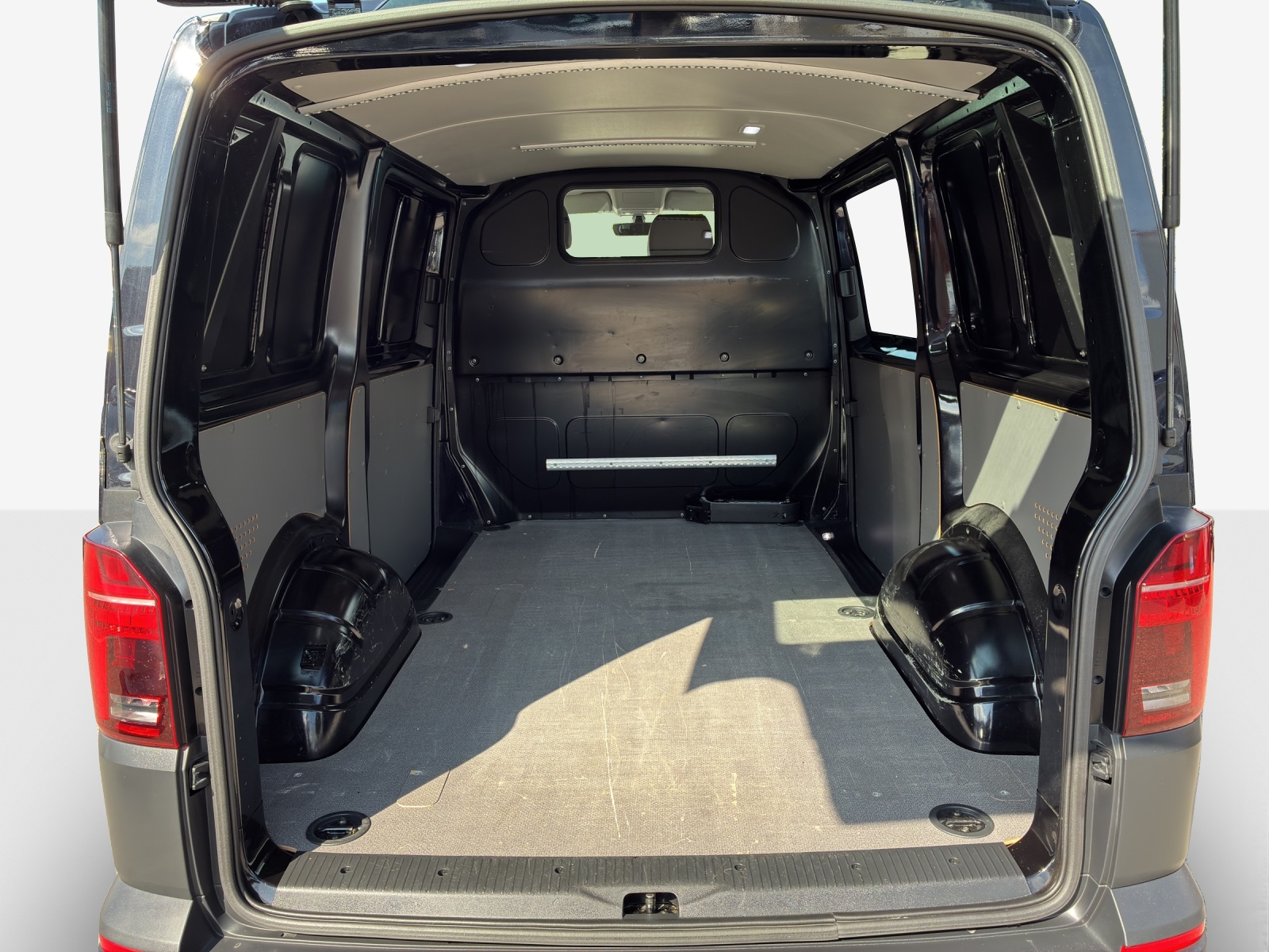 VW T6.1 2.0 TDI DSG-image-12