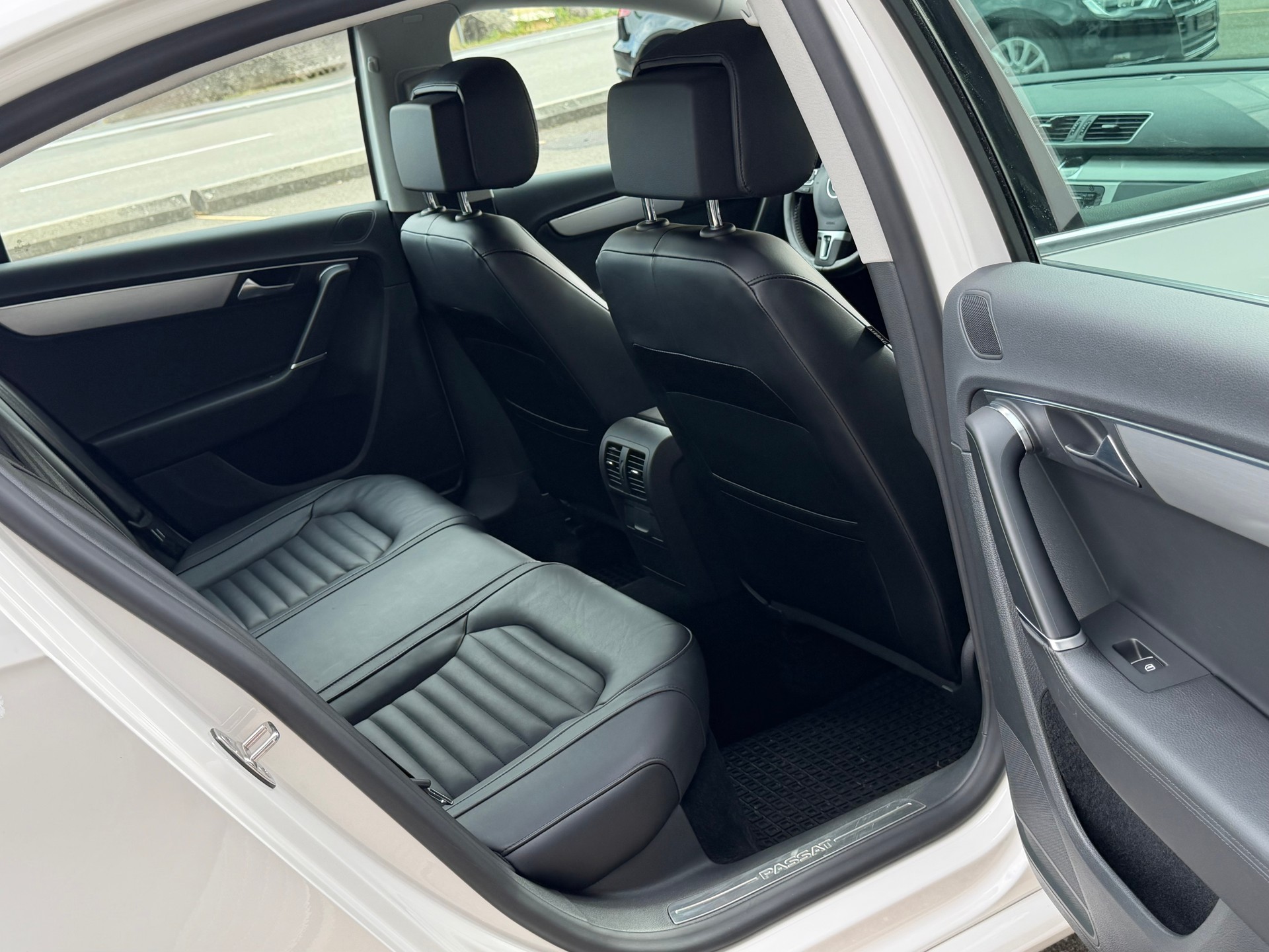 VW Passat 2.0 TDI BlueMotion Technology Highline DSG-image-13