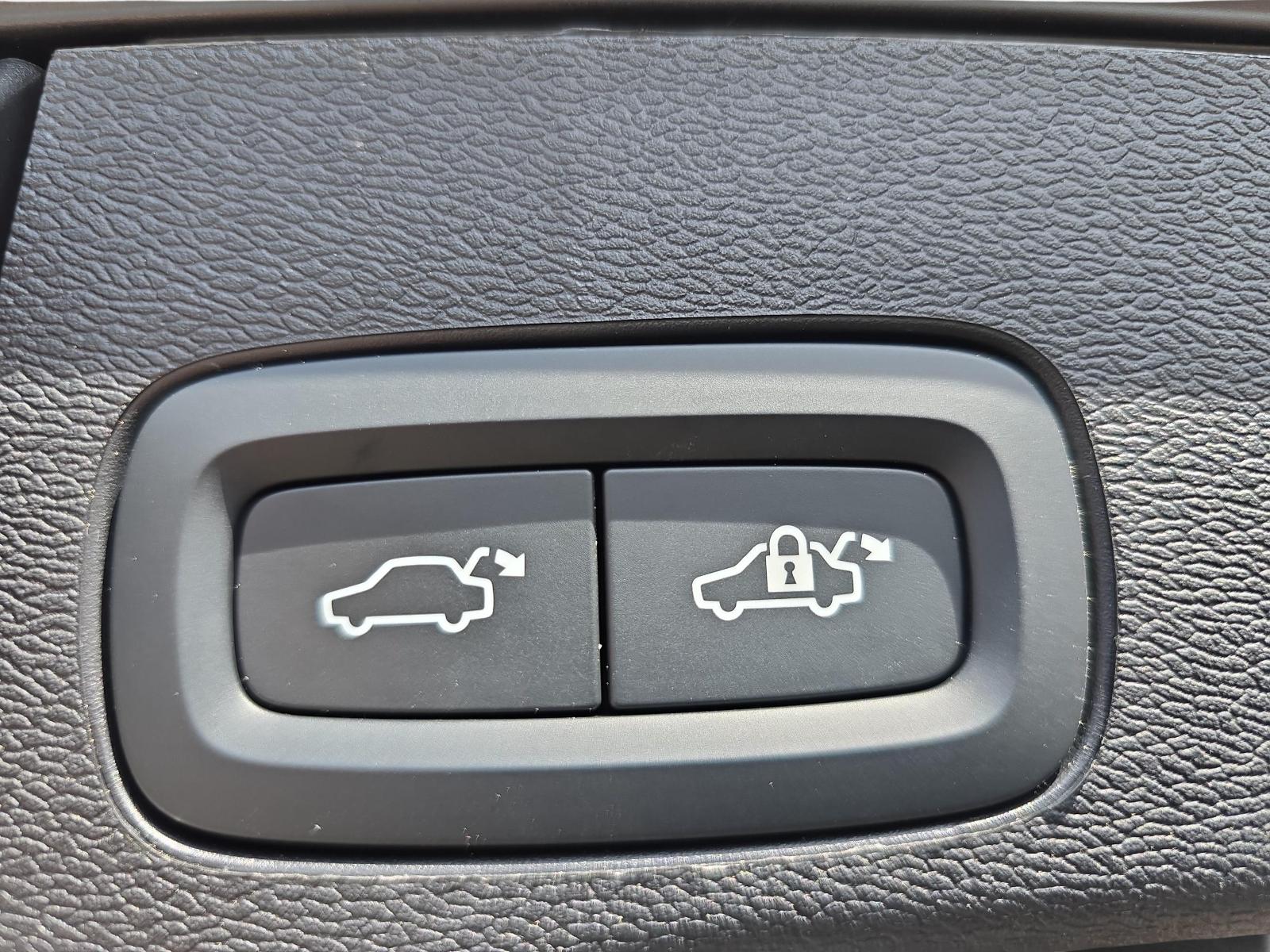 VOLVO XC60 2.0 T6 TE Plus Dark eAWD-image-17