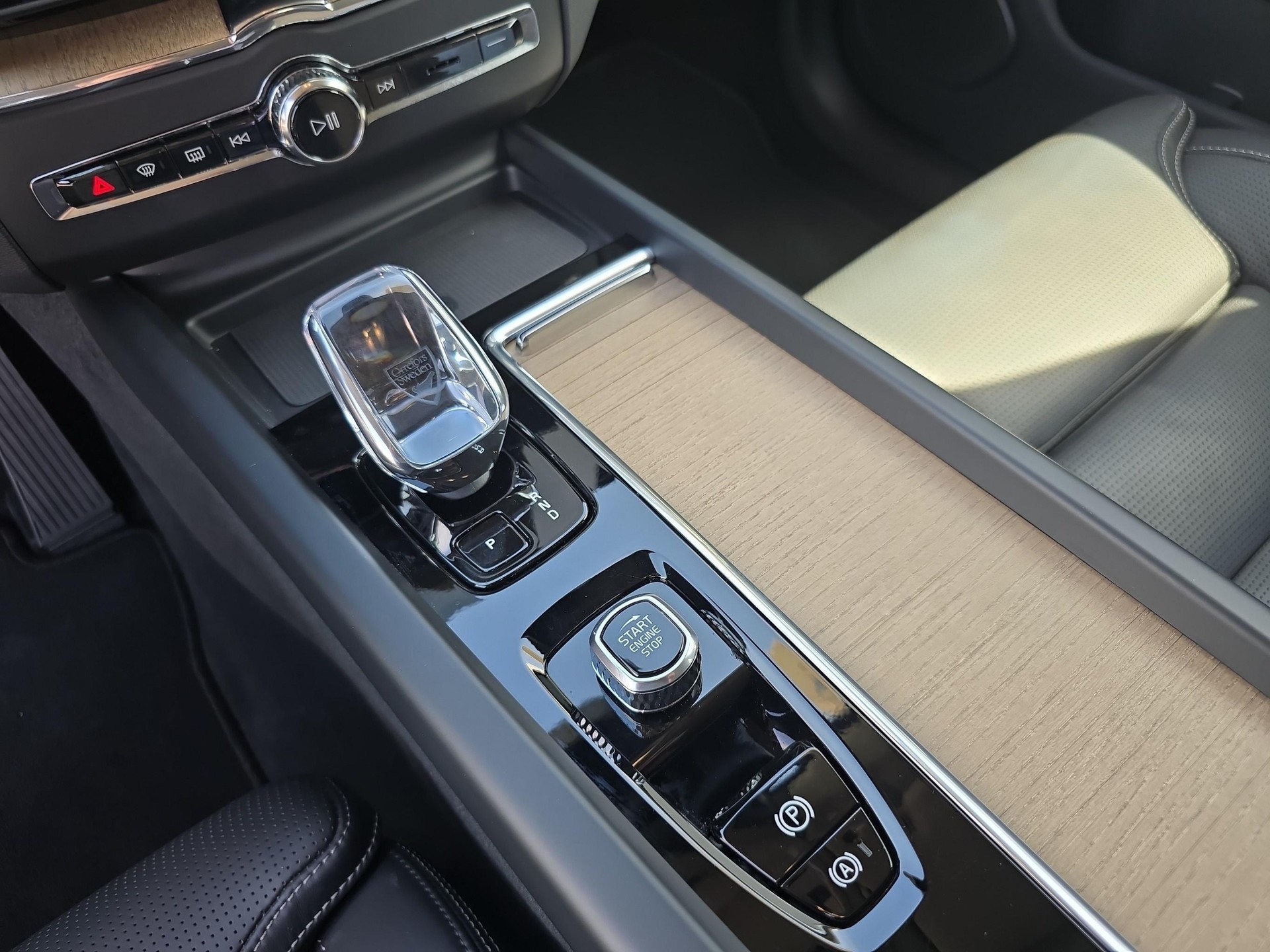 VOLVO XC60 2.0 T6 TE Plus Dark eAWD-image-16