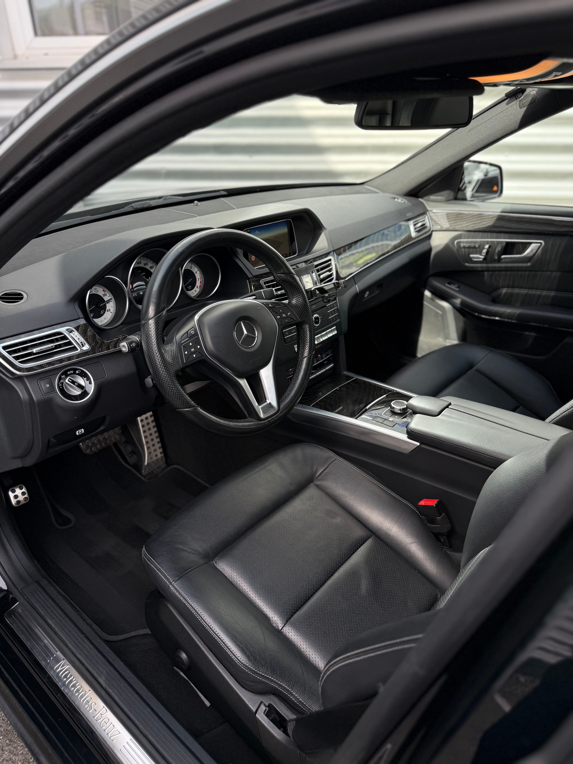 MERCEDES-BENZ E 350 4Matic 7G-Tronic AMG-Line-image-4