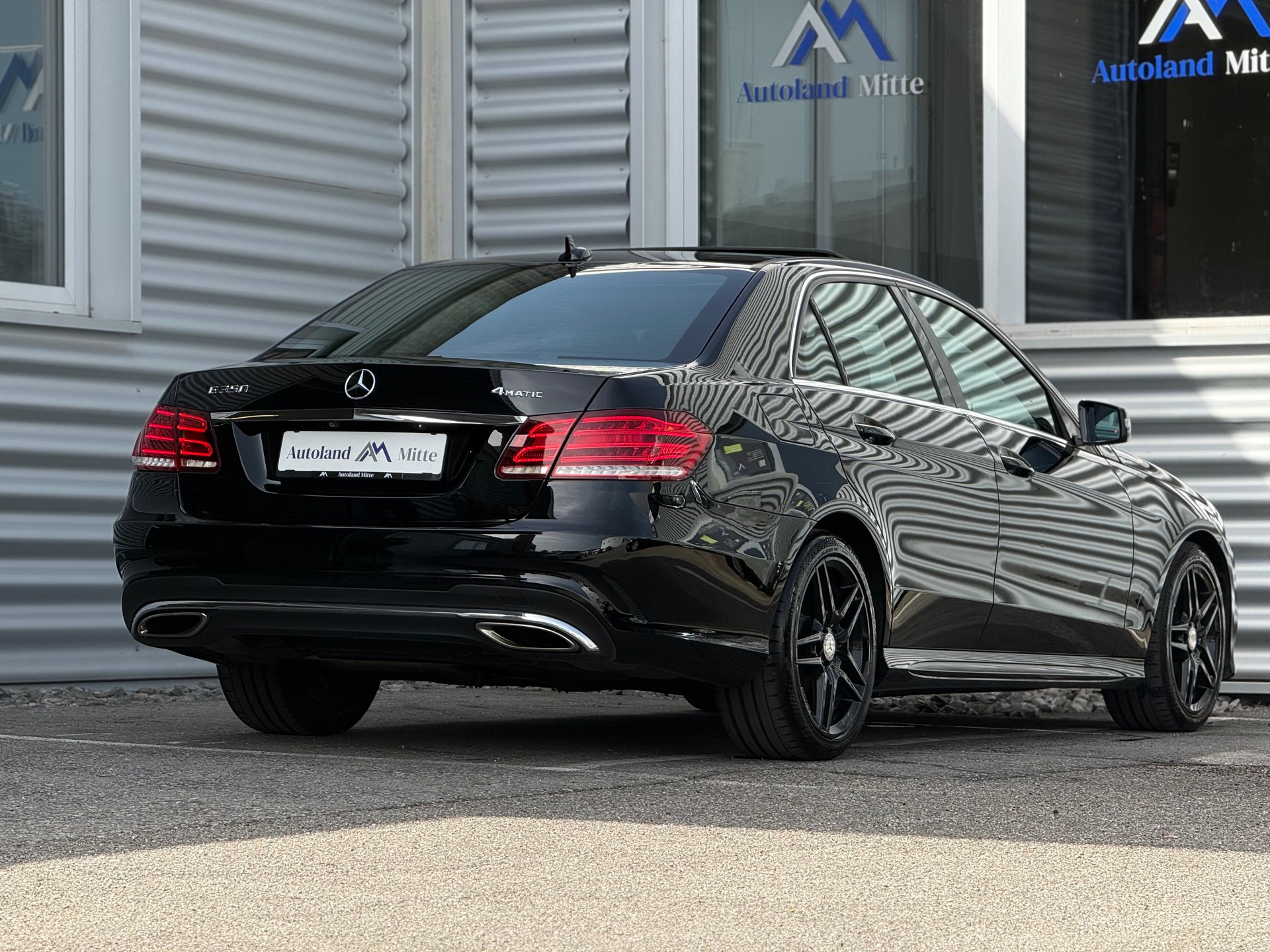 MERCEDES-BENZ E 350 4Matic 7G-Tronic AMG-Line-showroom-element-2