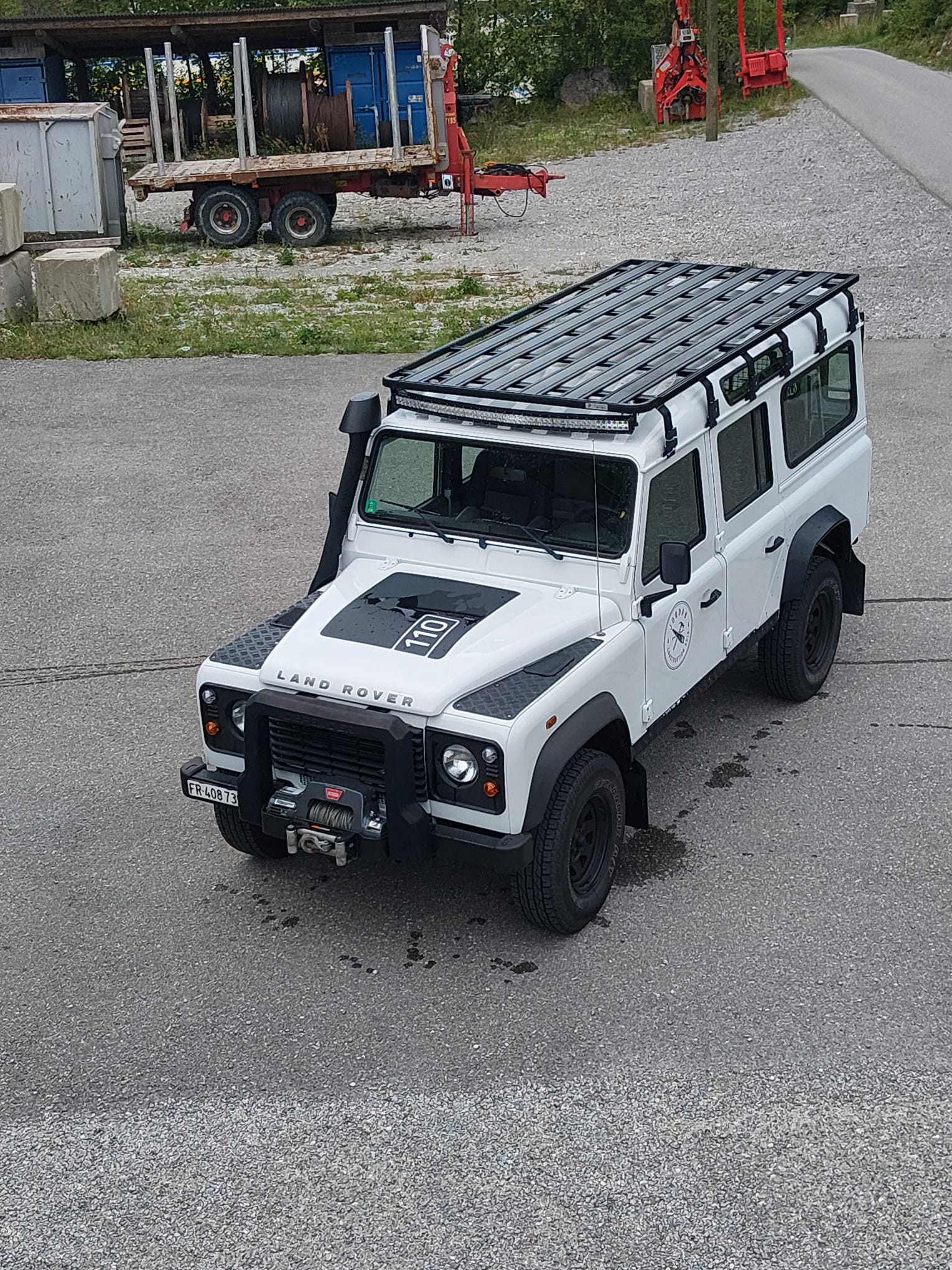 LAND ROVER Defender 110TD-showroom-element-1