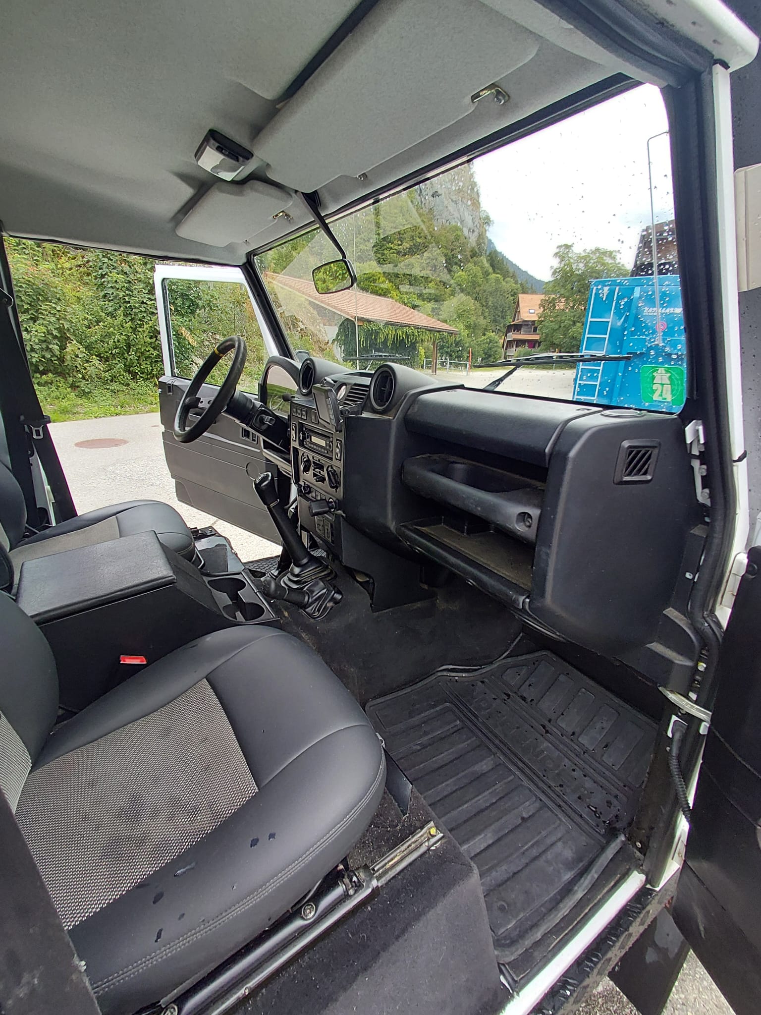 LAND ROVER Defender 110TD-image-14