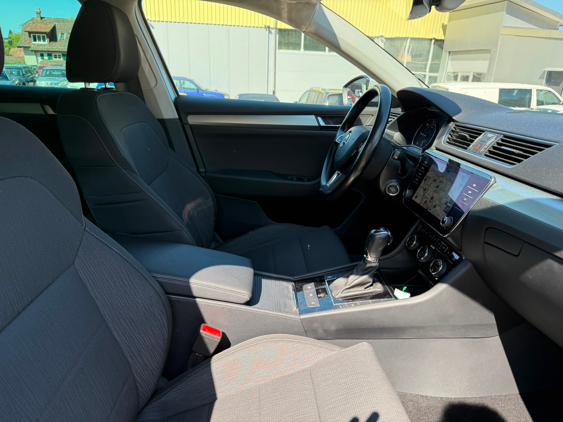 SKODA Superb Combi 2.0 TDi Ambition DSG-image-13