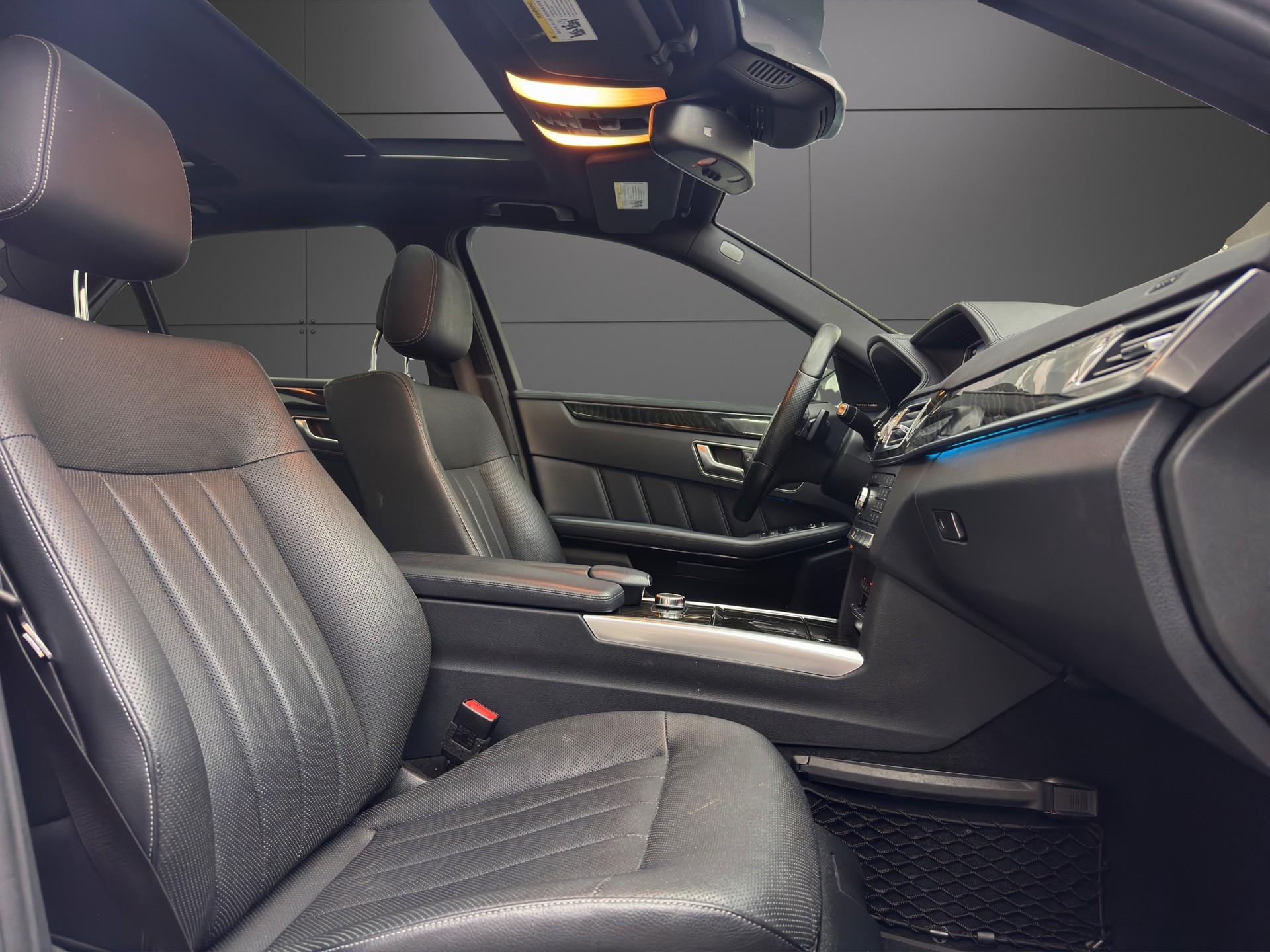 MERCEDES-BENZ E 400 Avantgarde 4Matic 7G-Tronic-image-13