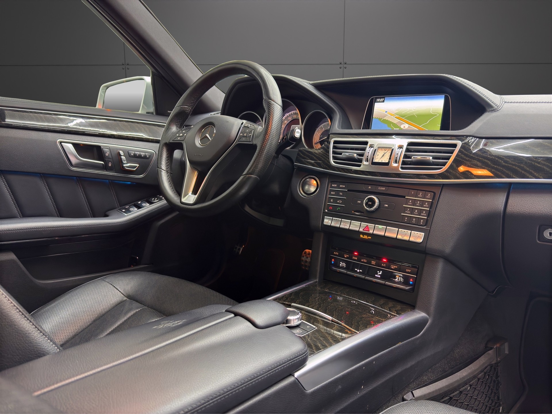 MERCEDES-BENZ E 400 Avantgarde 4Matic 7G-Tronic-image-12