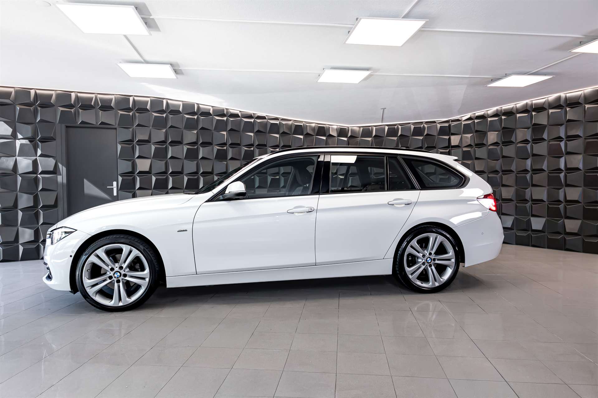 BMW 320d xDrive Touring Edition Sport Line Steptronic-image-1
