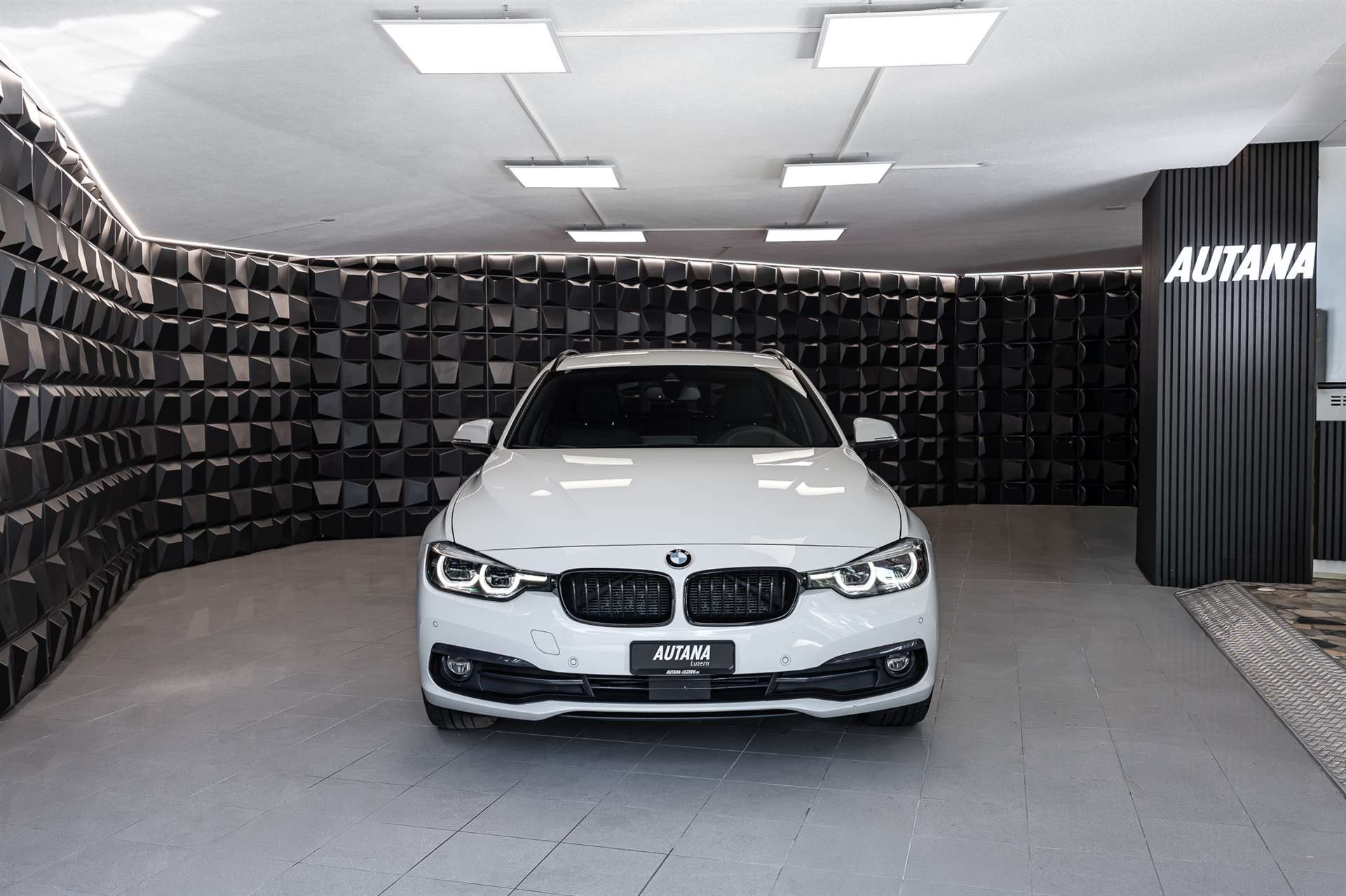 BMW 320d xDrive Touring Edition Sport Line Steptronic-image-3