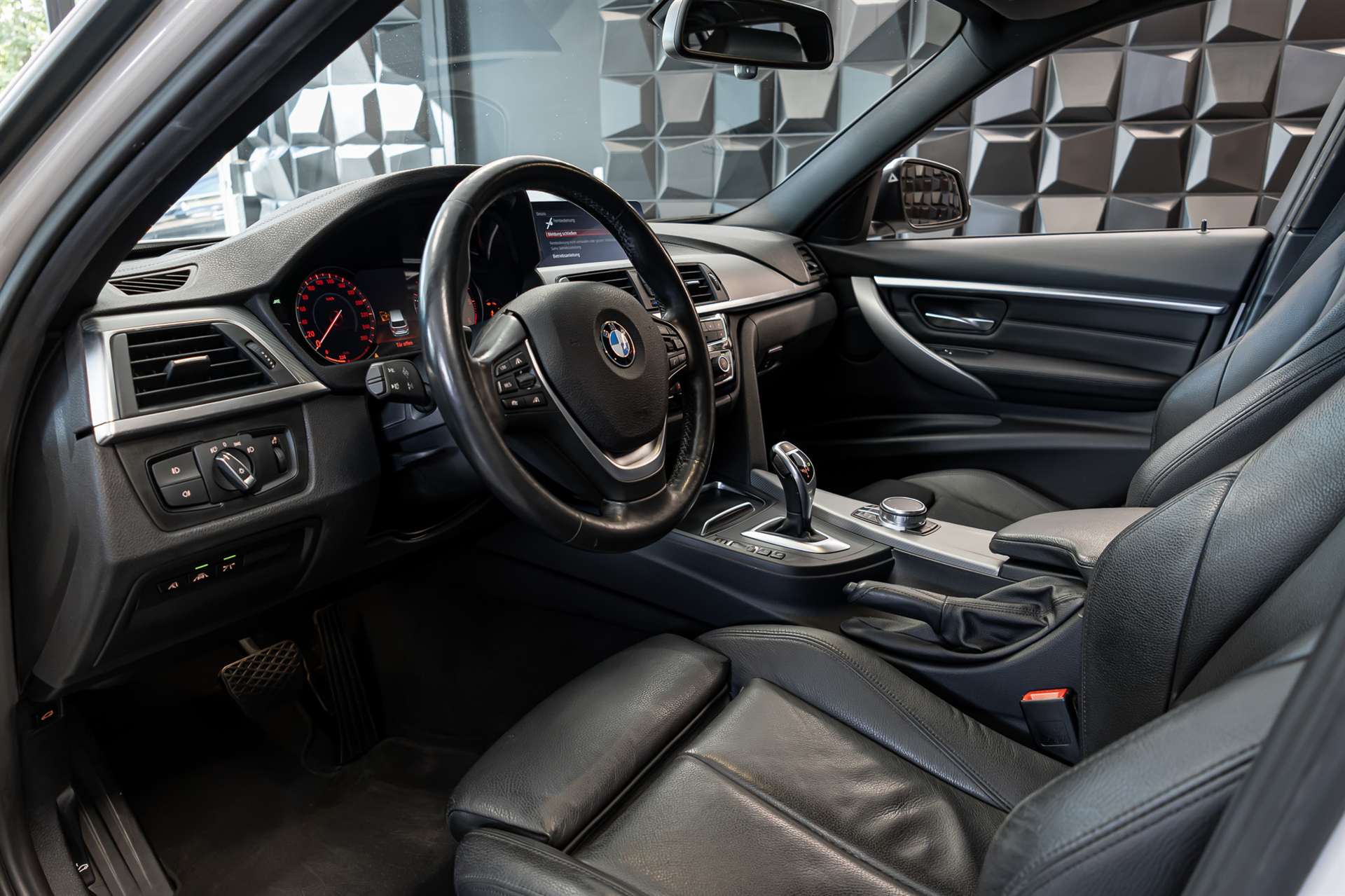 BMW 320d xDrive Touring Edition Sport Line Steptronic-image-13