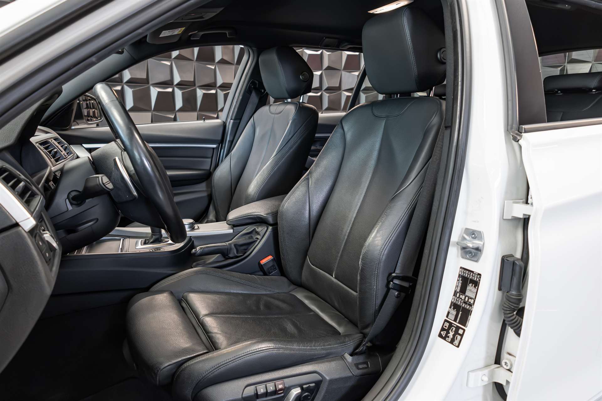BMW 320d xDrive Touring Edition Sport Line Steptronic-image-14