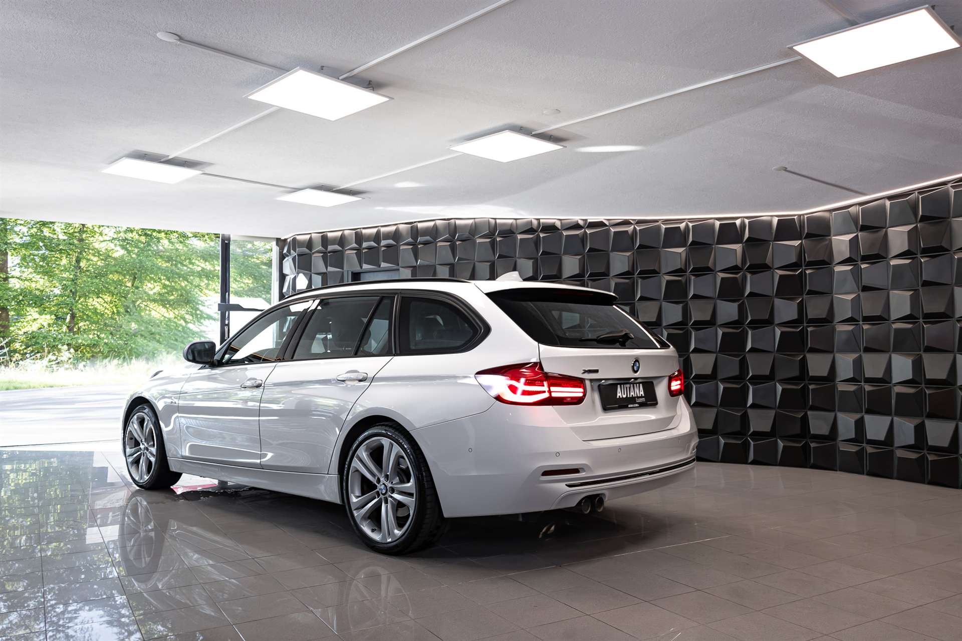 BMW 320d xDrive Touring Edition Sport Line Steptronic-image-2