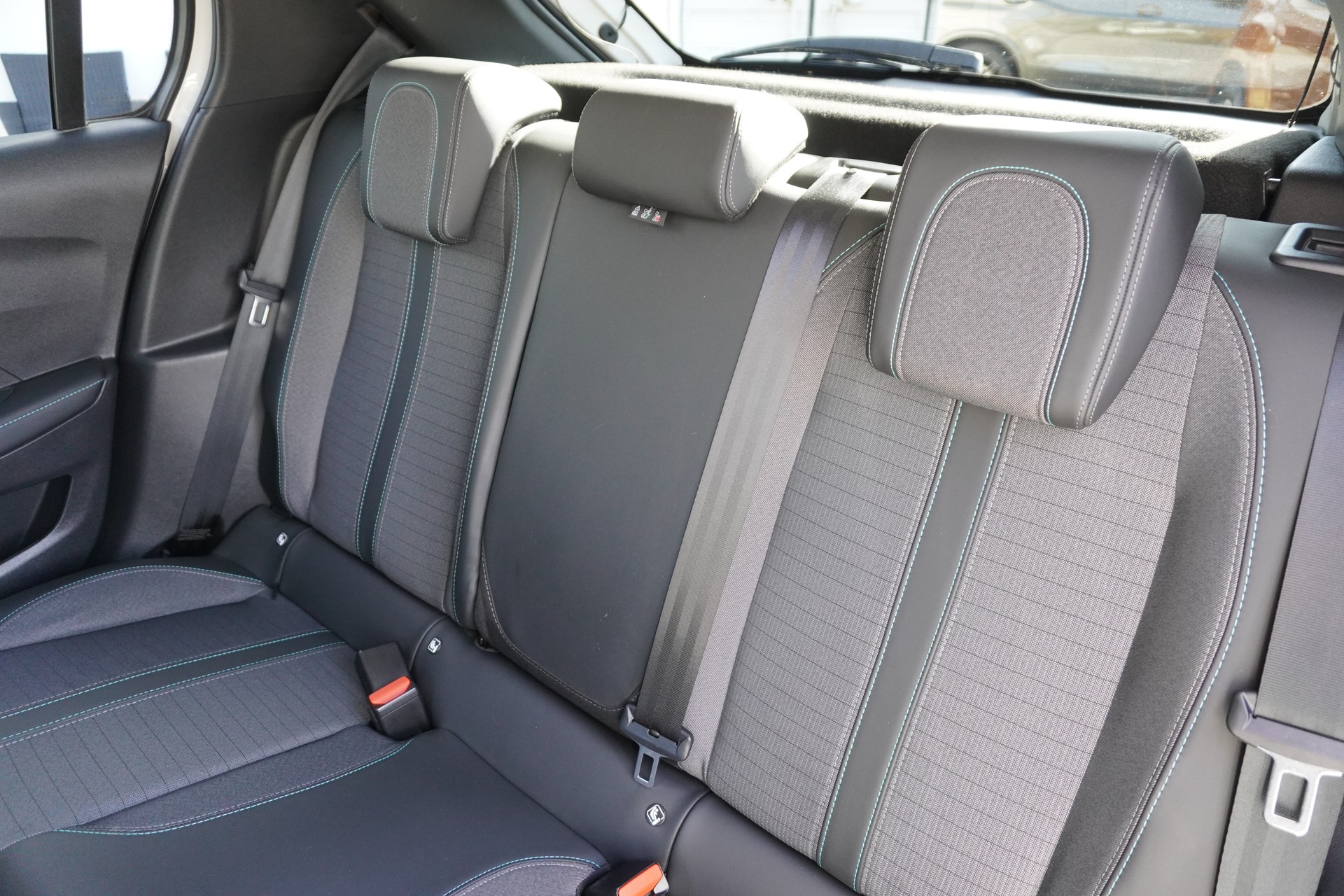 PEUGEOT 208 1.2 PureTech Allure Pack EAT8-image-10