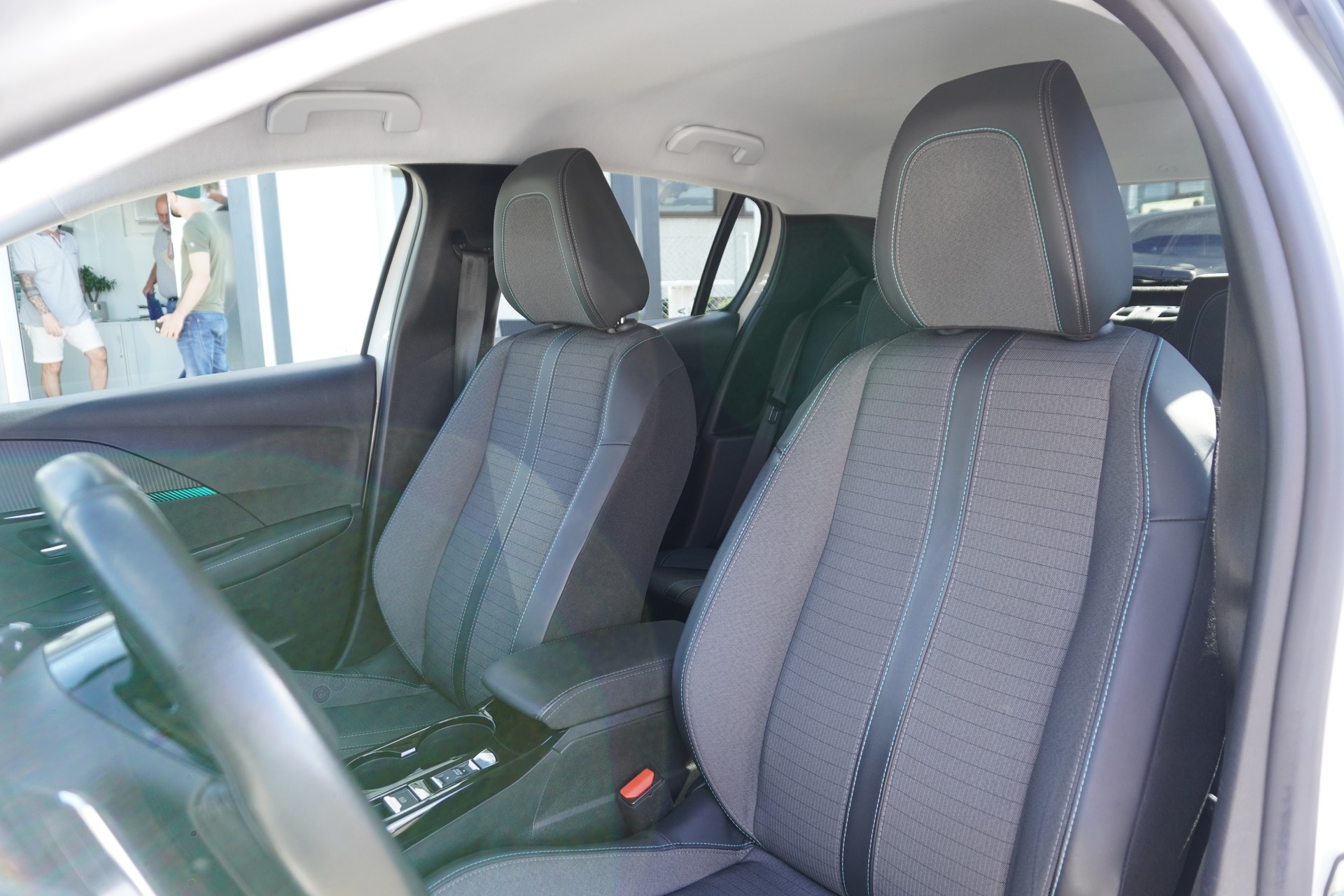 PEUGEOT 208 1.2 PureTech Allure Pack EAT8-image-9