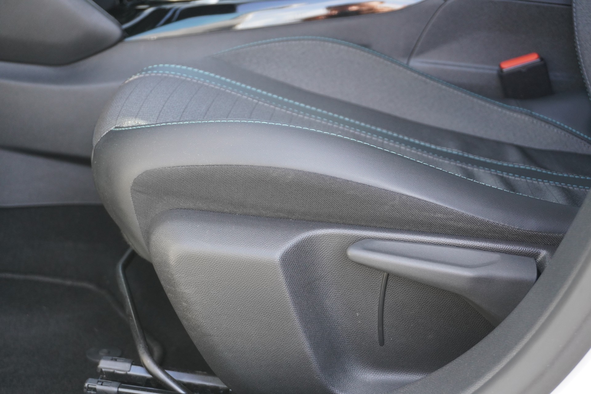 PEUGEOT 208 1.2 PureTech Allure Pack EAT8-image-31