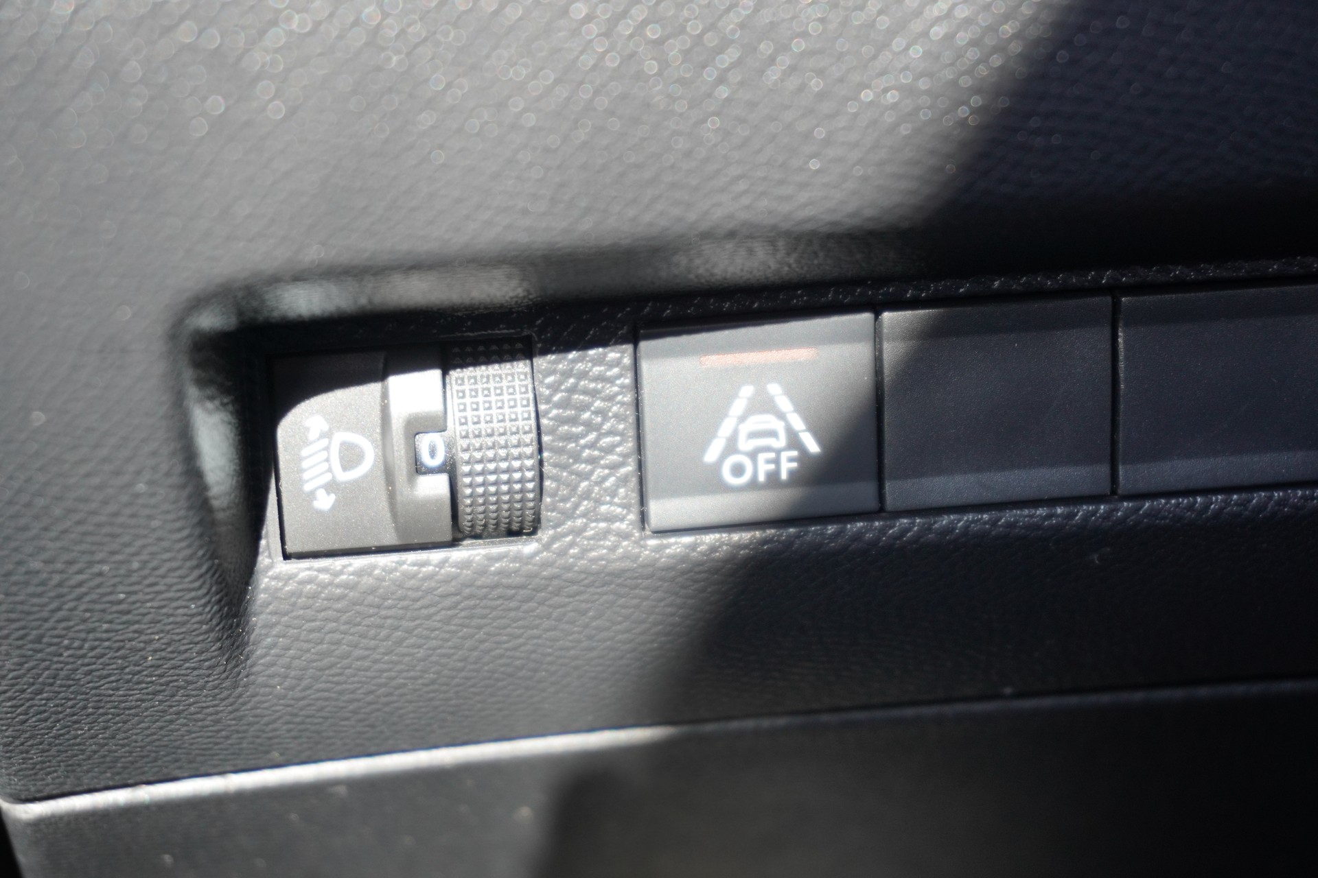 PEUGEOT 208 1.2 PureTech Allure Pack EAT8-image-28